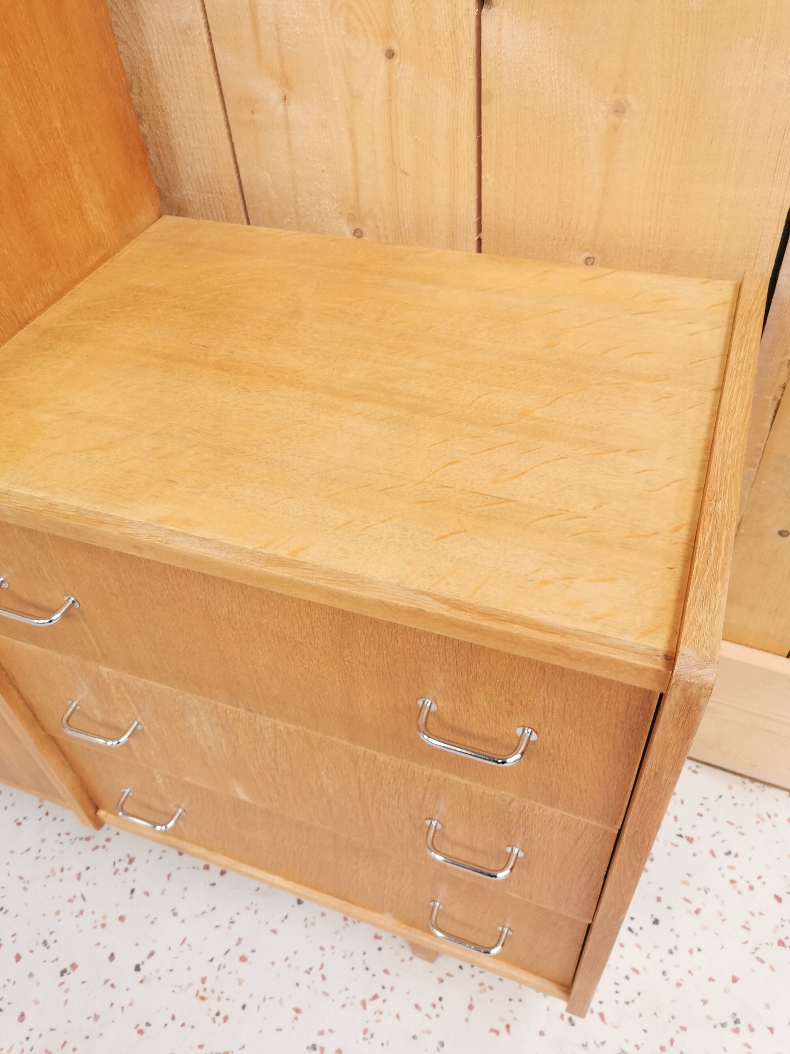 Asymmetrical cabinet