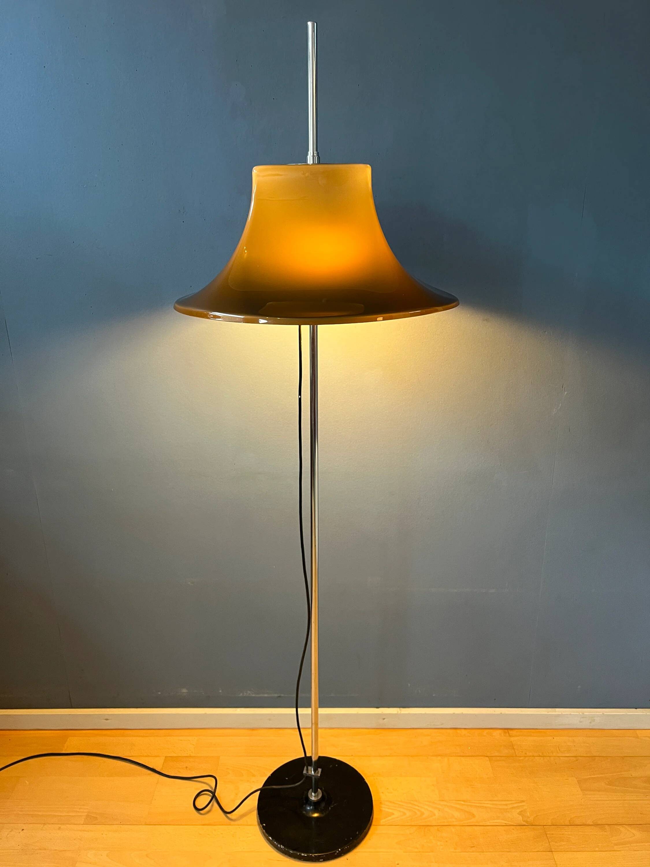 Space Age floor lamp by Willem Hagoort with a beige witch hat-shaped shade.