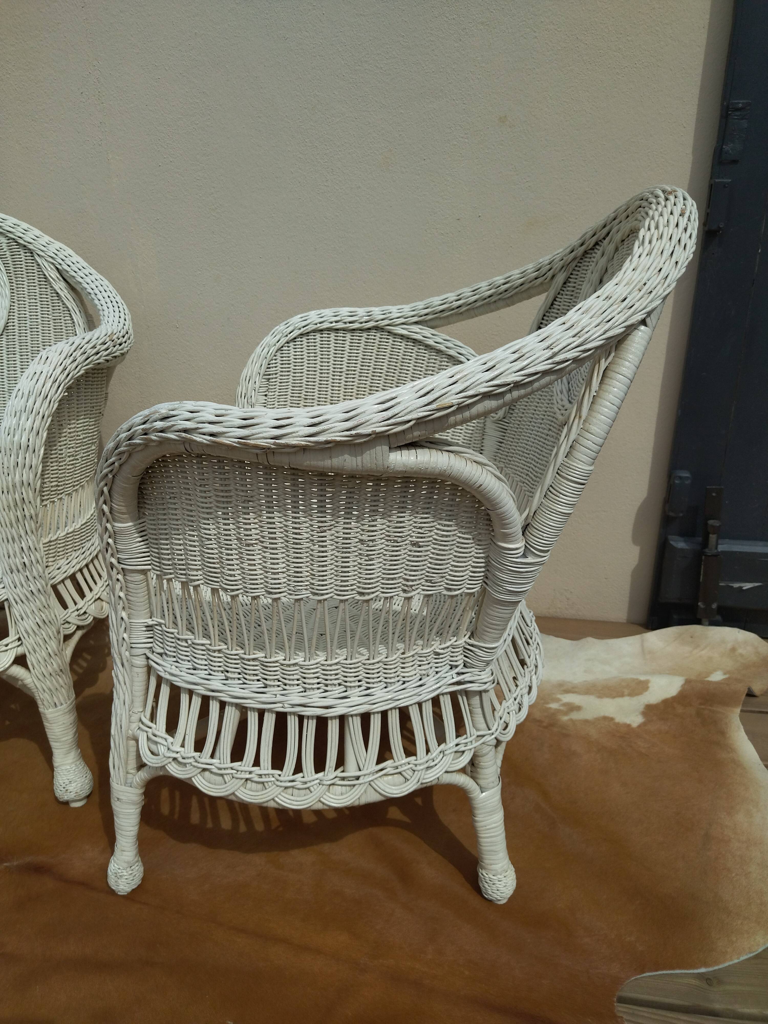 Paire de fauteuils blancs en rotin