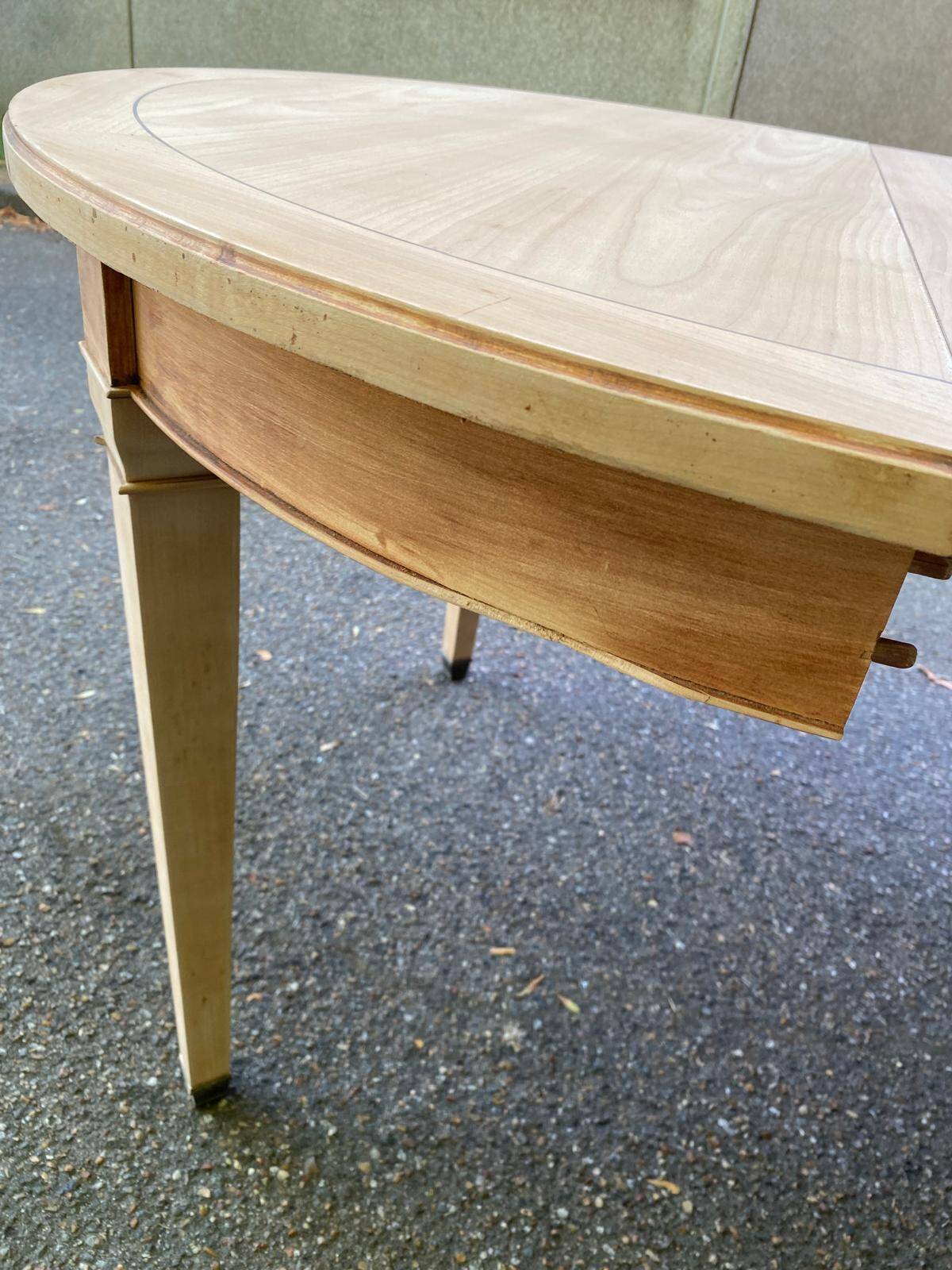 Table ronde extensible style Directoire rénovée en bois clair  avec 2 rallo