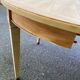Table ronde extensible style Directoire rénovée en bois clair  avec 2 rallo