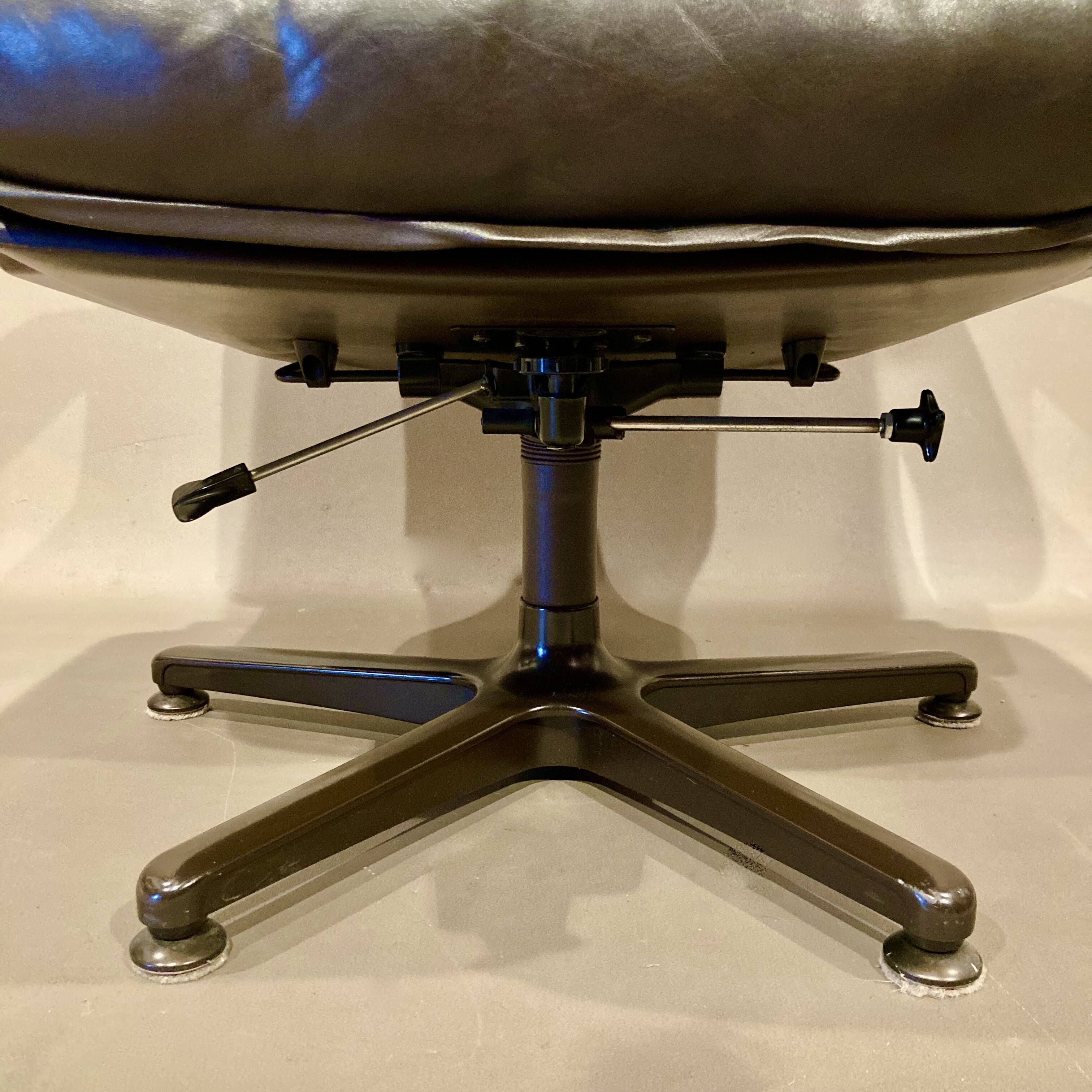 Fauteuil et ottoman en cuir, 1960