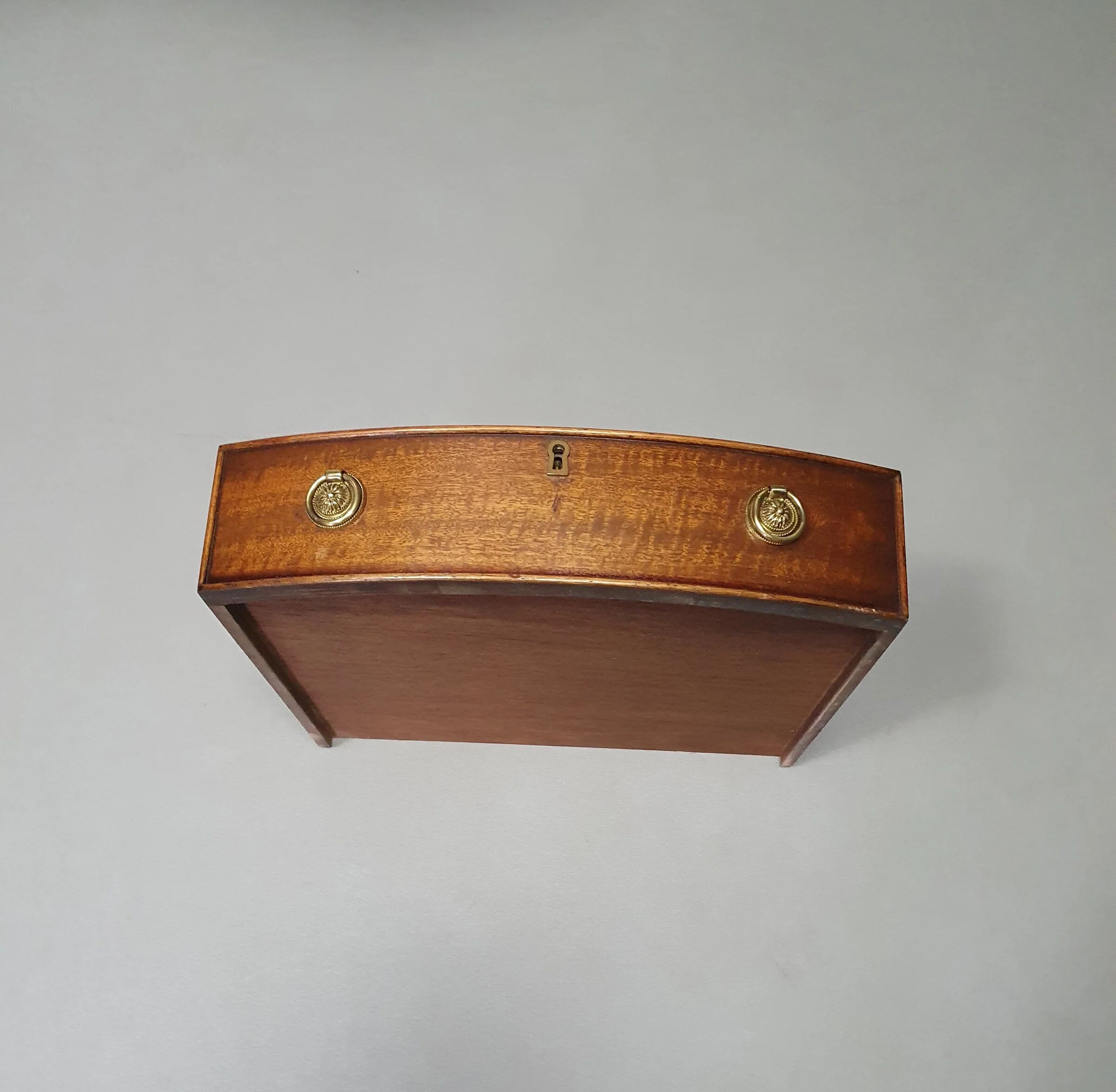 Table basse / table tambour victorienne « Heldense » en acajou avec plateau en cuir sur roulettes en laiton. Années 1980