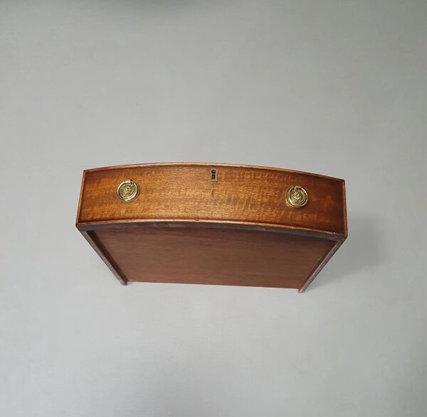 Table basse / table tambour victorienne « Heldense » en acajou avec plateau en cuir sur roulettes en laiton. Années 1980