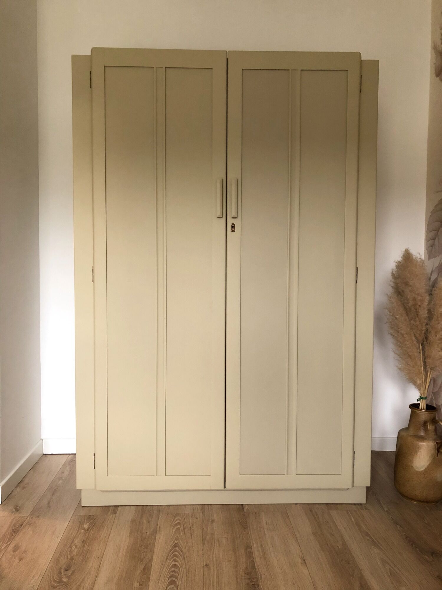English wardrobe from the 50s/60s, restyled in Crème d'Artichaut