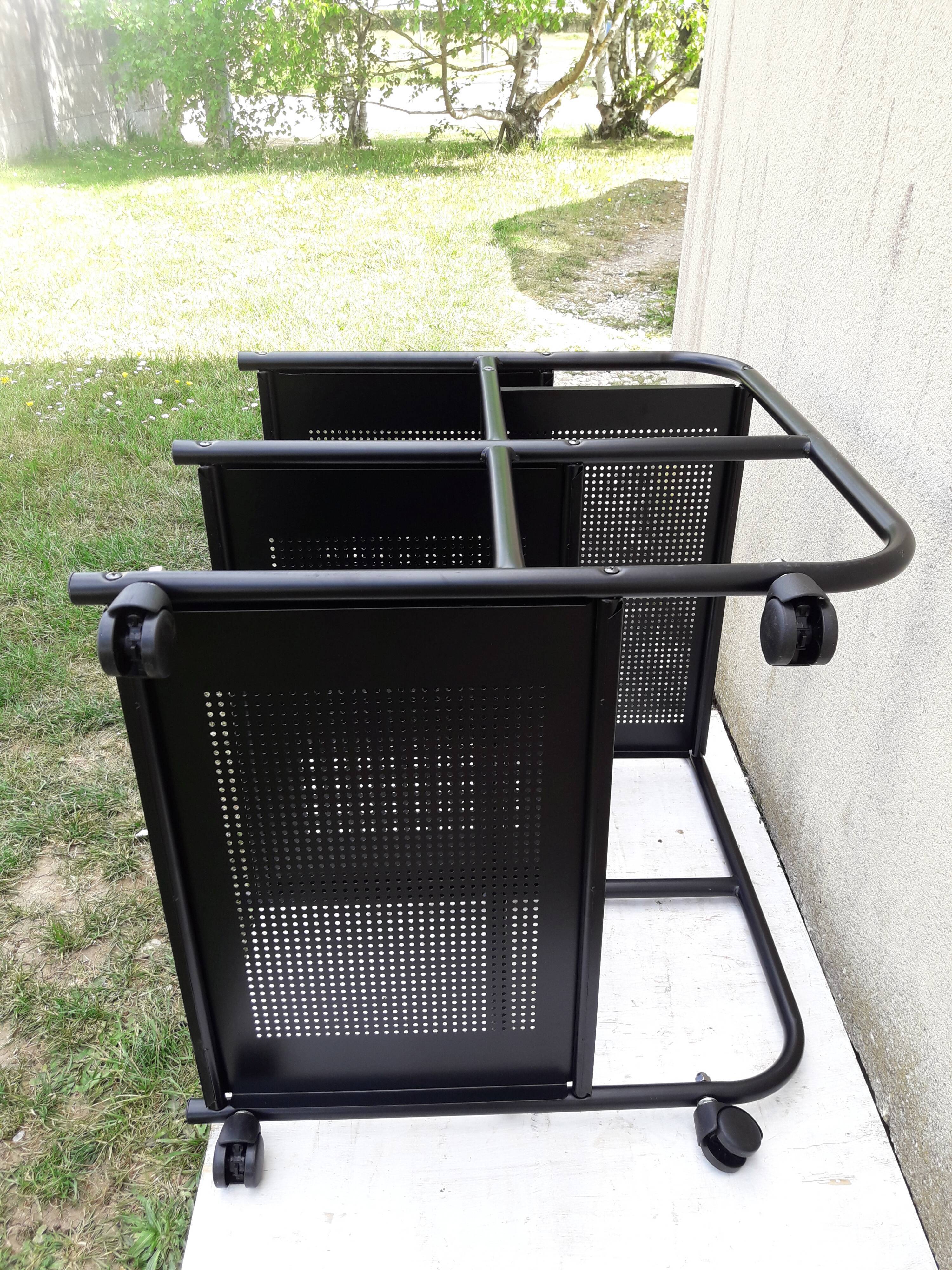 Black metal dessert 4 tablets on wheels