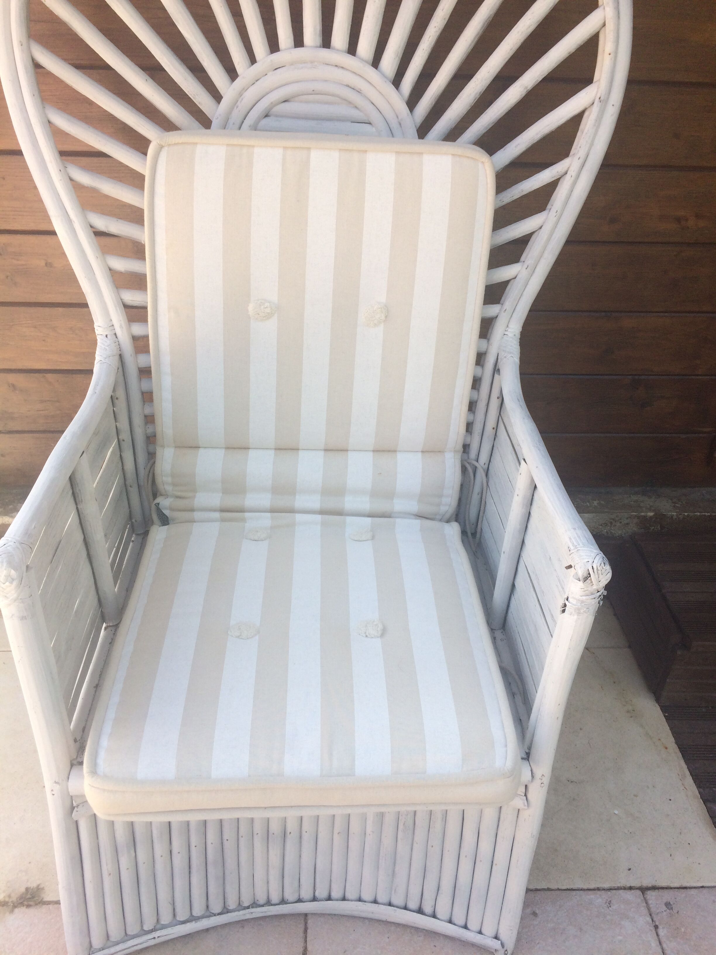 Fauteuil blanc en bambou, dans le style Emmanuelle années 60