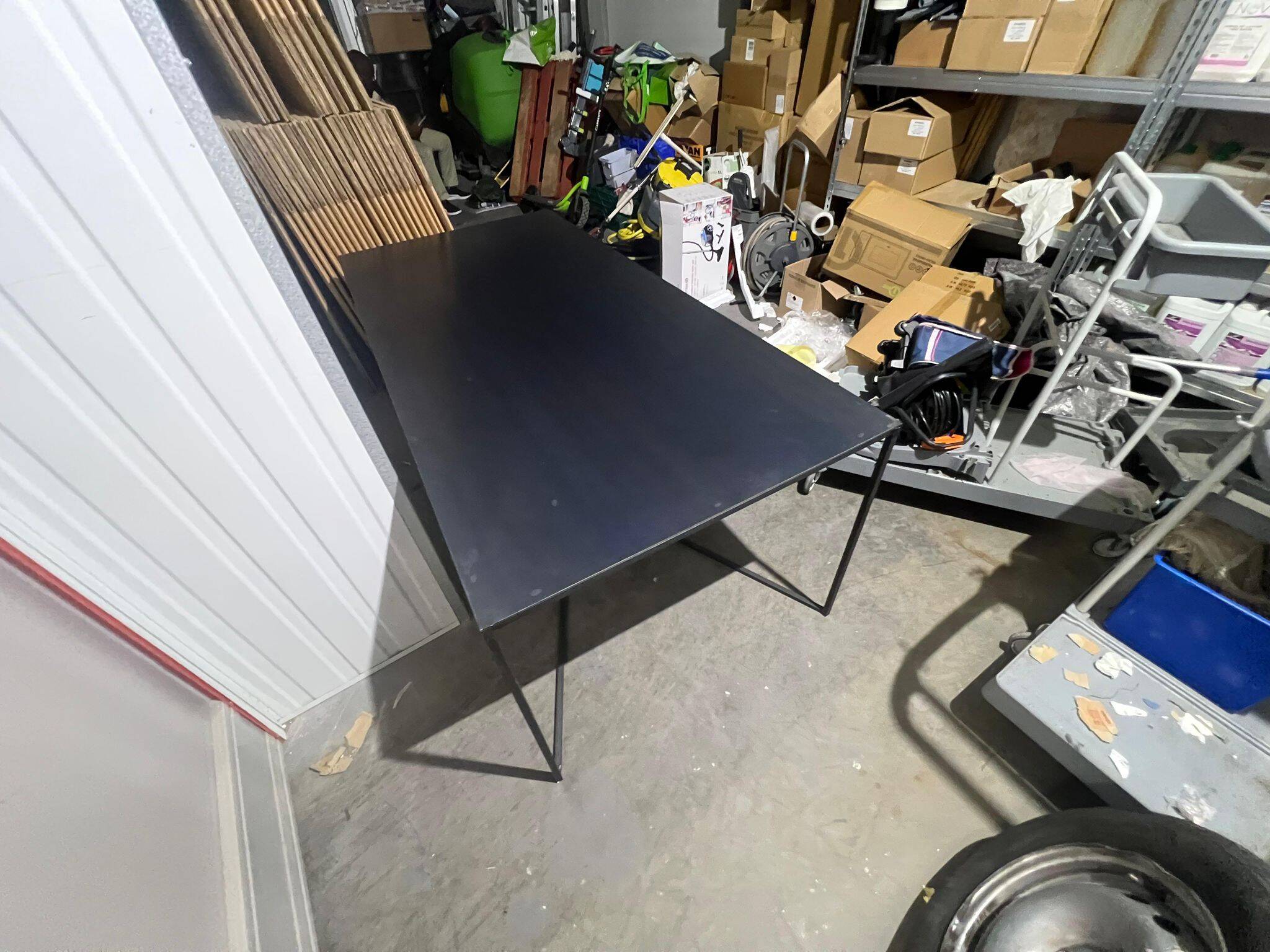 XIRA Caravan metal dining table