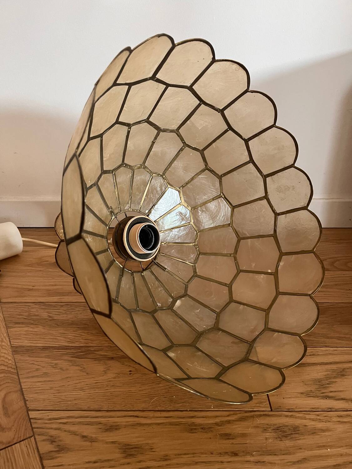 Mother-of-pearl suspension