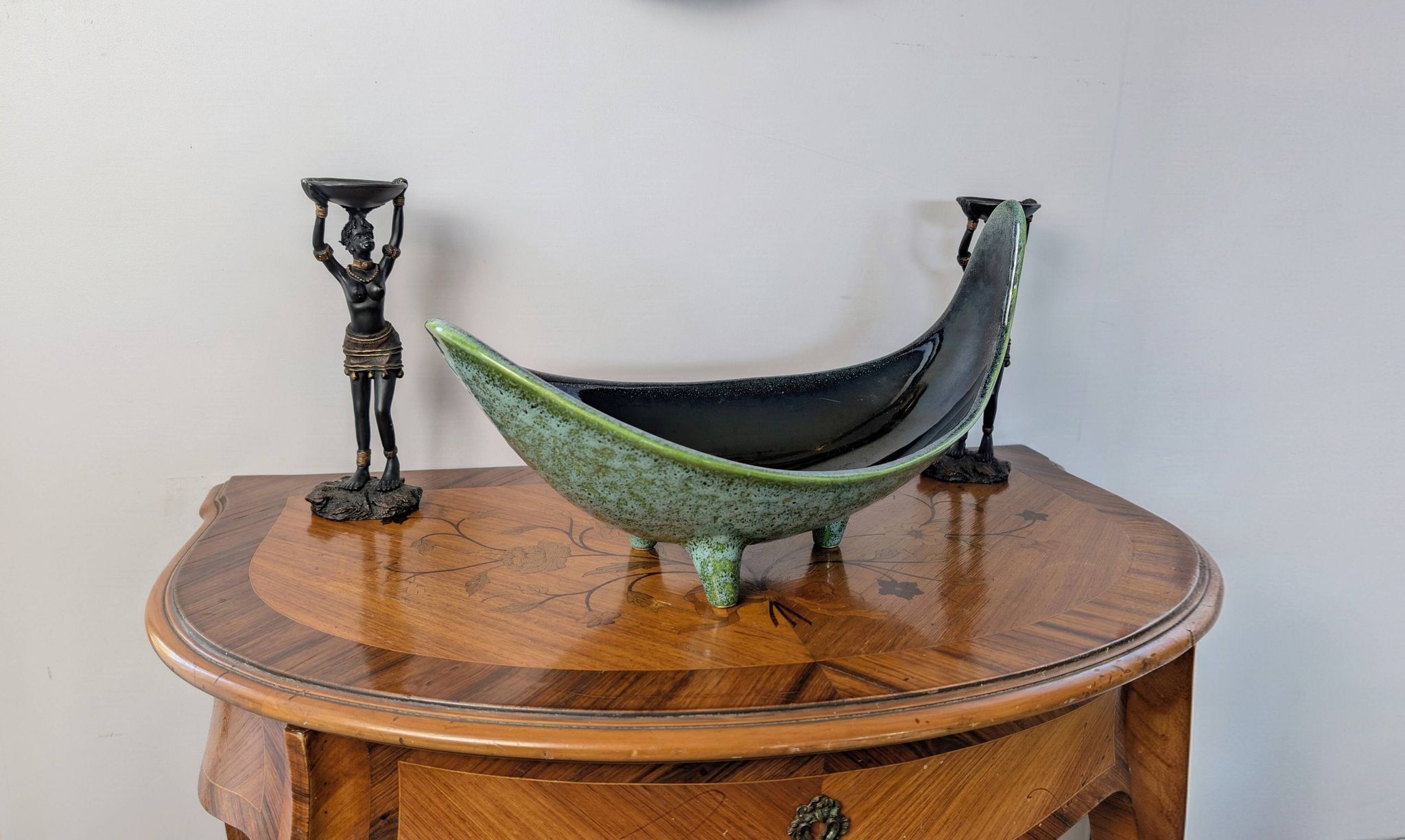 Large sculptural tripod bowl Ceramidi – Black/green glazed ceramic