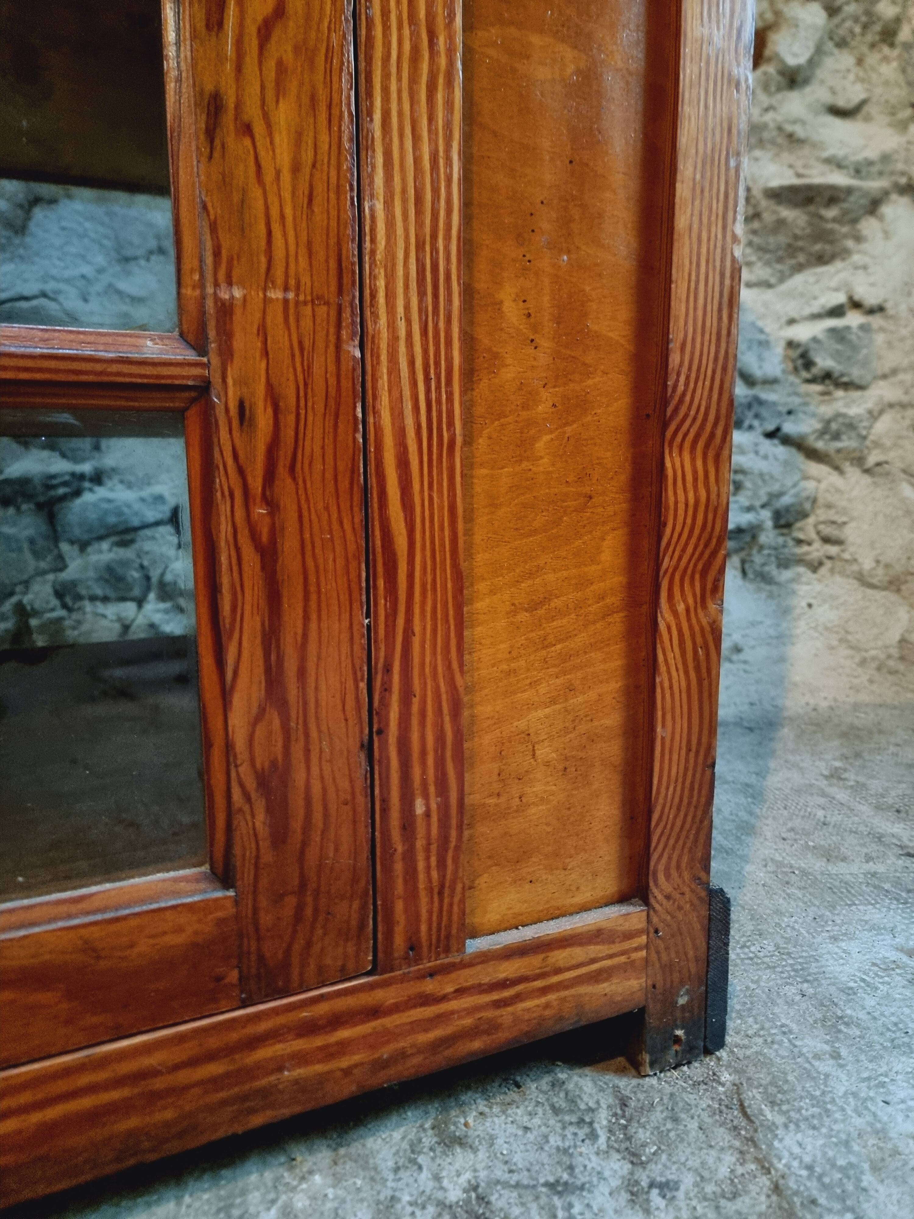 Antique shop display cabinet – Pine wood – 1920s/30s – On wheels