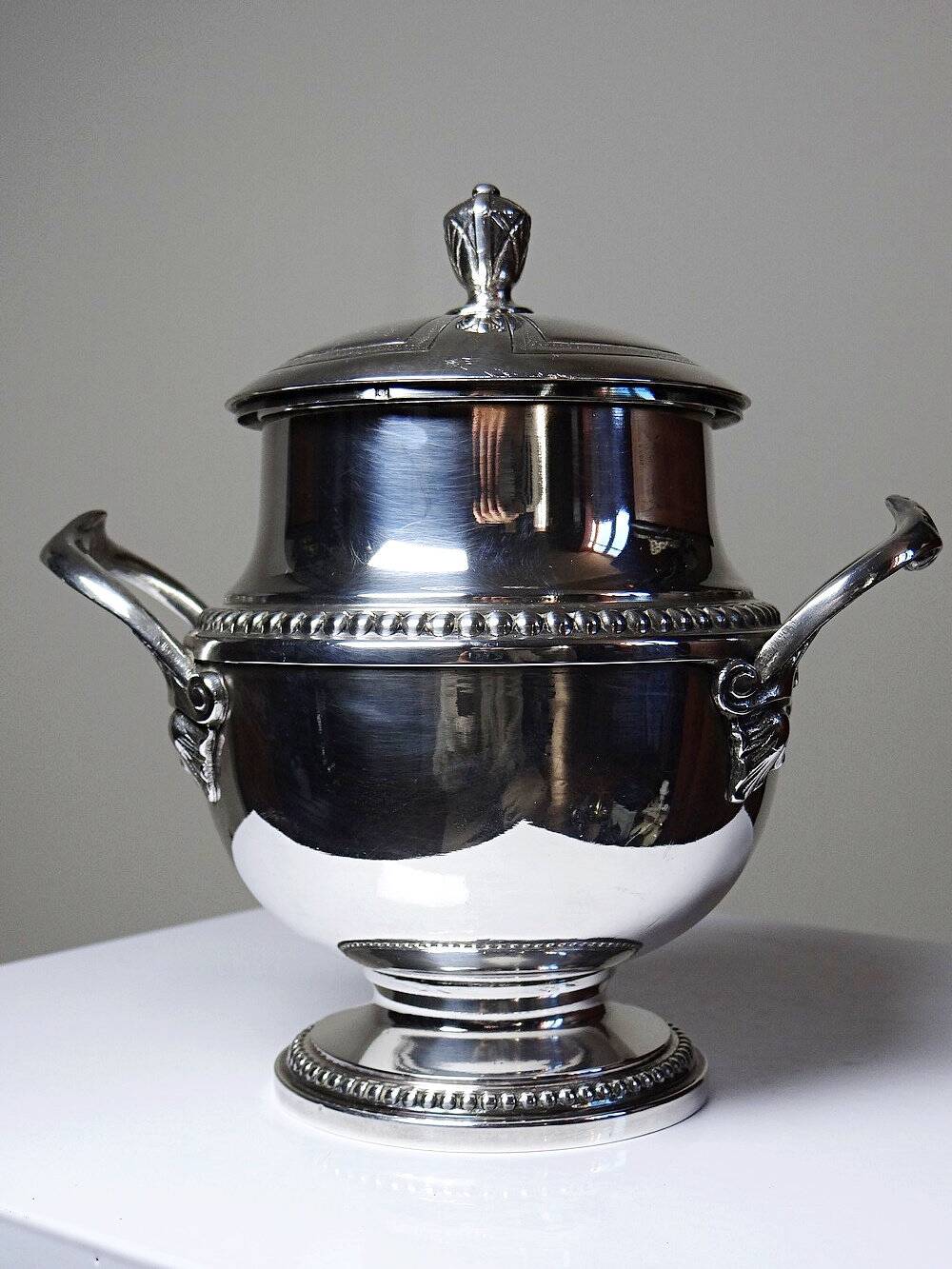 Elegant silver-plated sugar bowl from the 1880-1930 period.