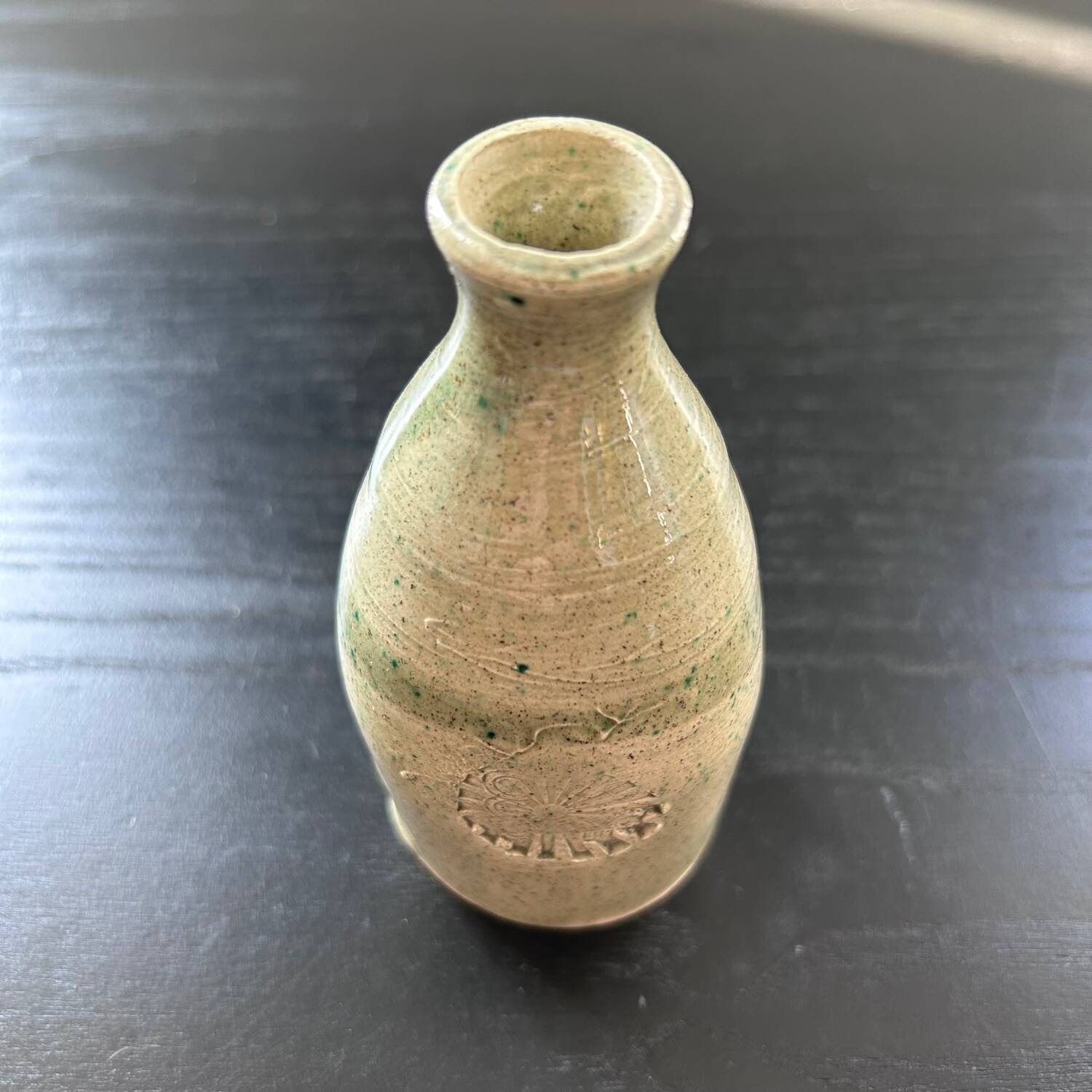 Single-flower vase with shell decoration