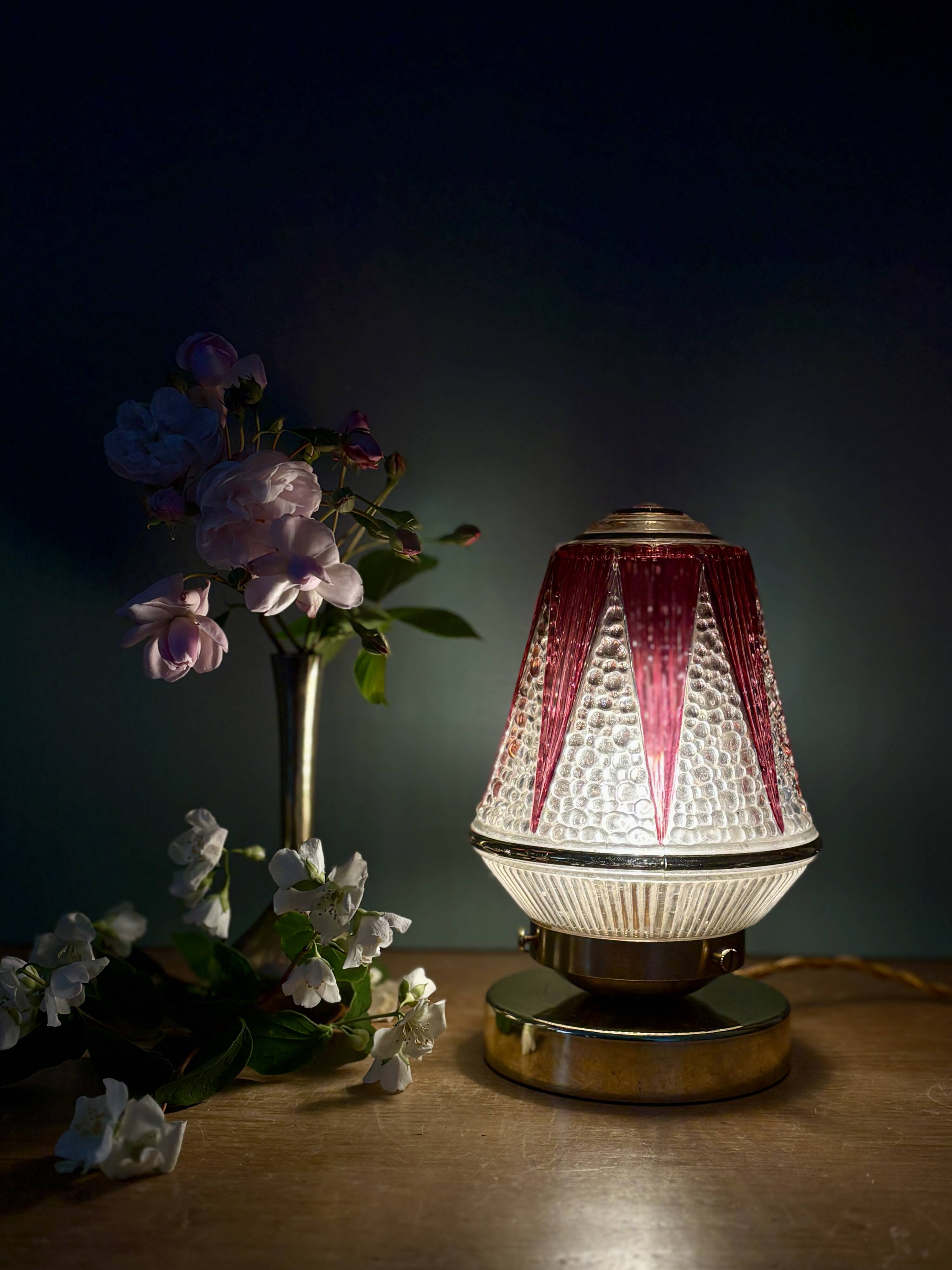 Vintage Art Deco globe table lamp in transparent and purple glass.