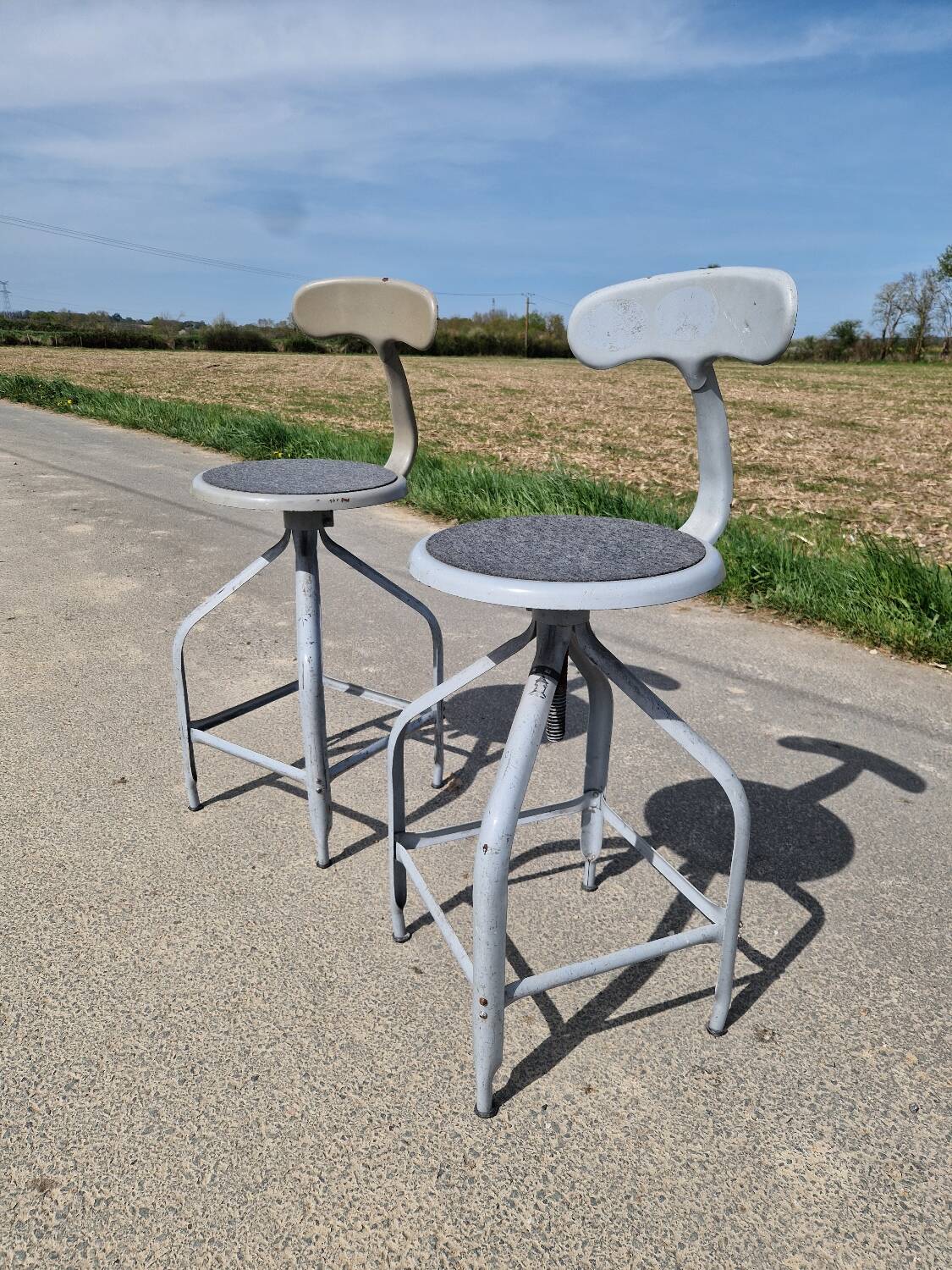Lot de 2 chaises haute atelier modèle Nicolle dit à queue de baleine