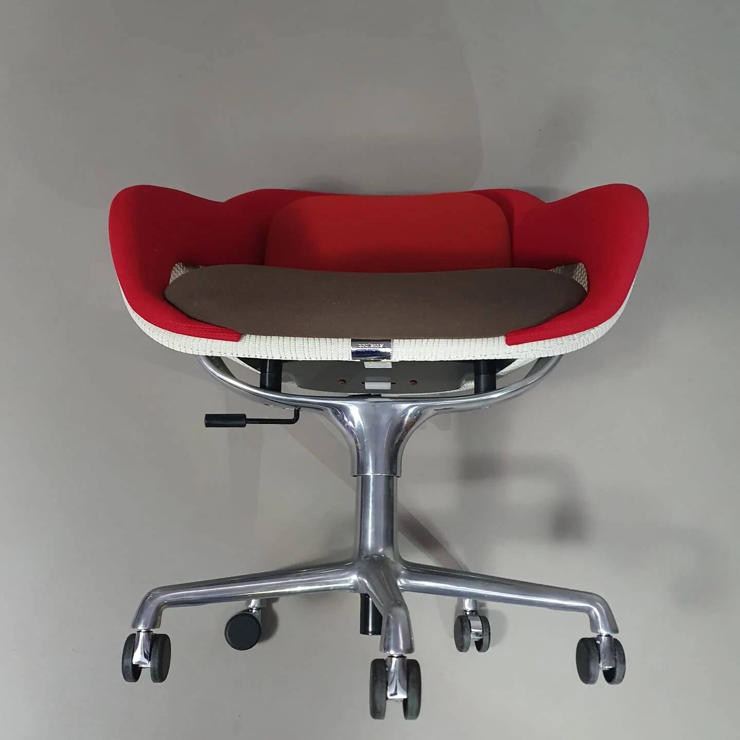 Coalesse SW_1 conference chair Scott Wilson / Steelcase