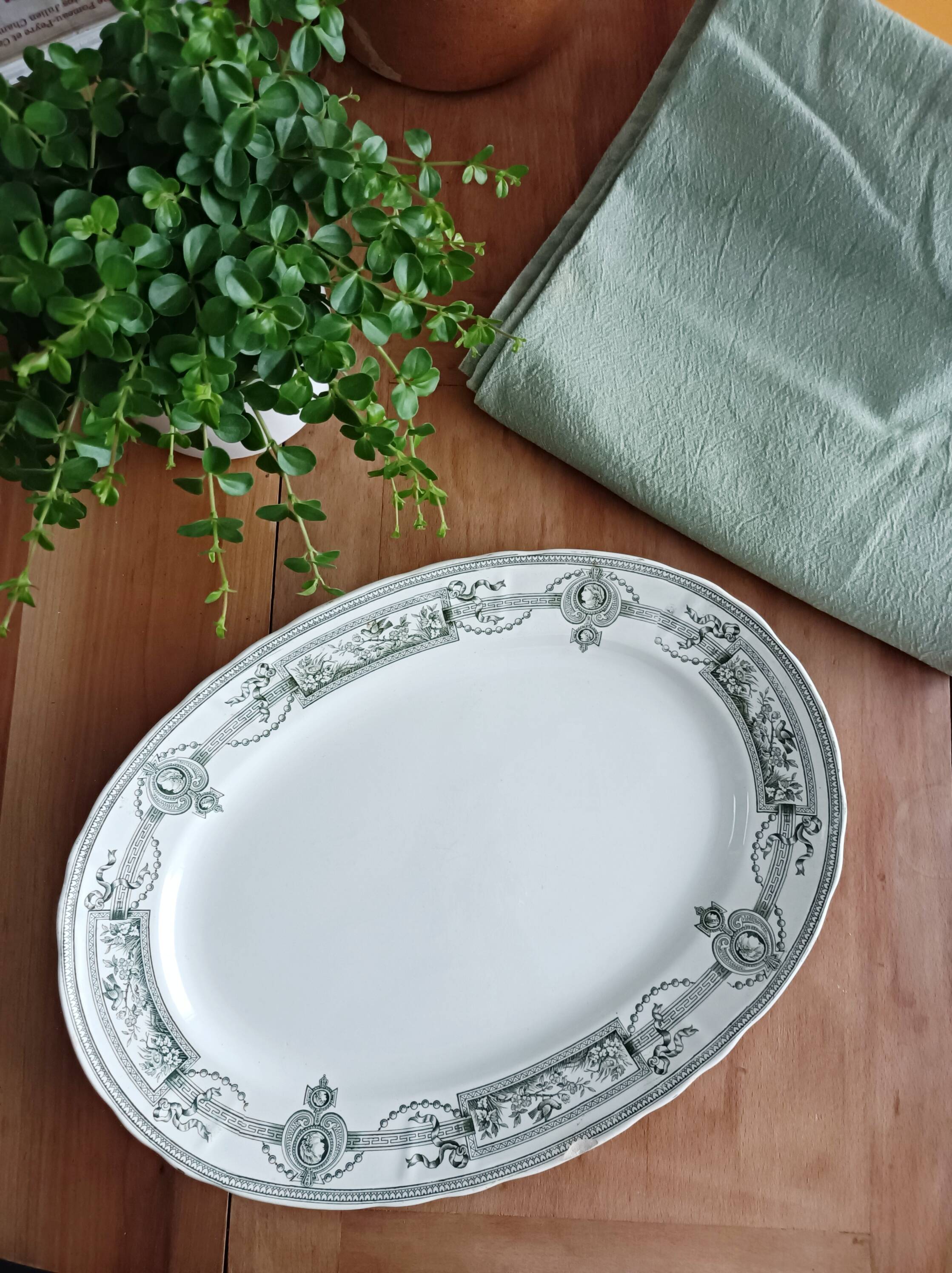 Oval ironstone platter from Saint Amand and Hamage, Medallion