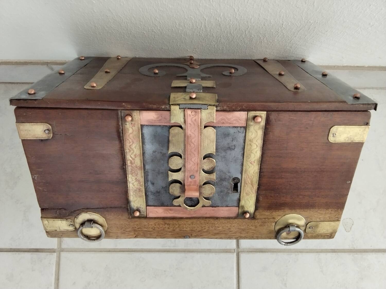 Coffre de voyage Mauritanien "Sanduq" ornements cuivre et fer fin XIXe