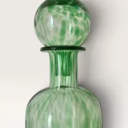 Grande carafe en verre soufflé moucheté vert avec bouchon boule