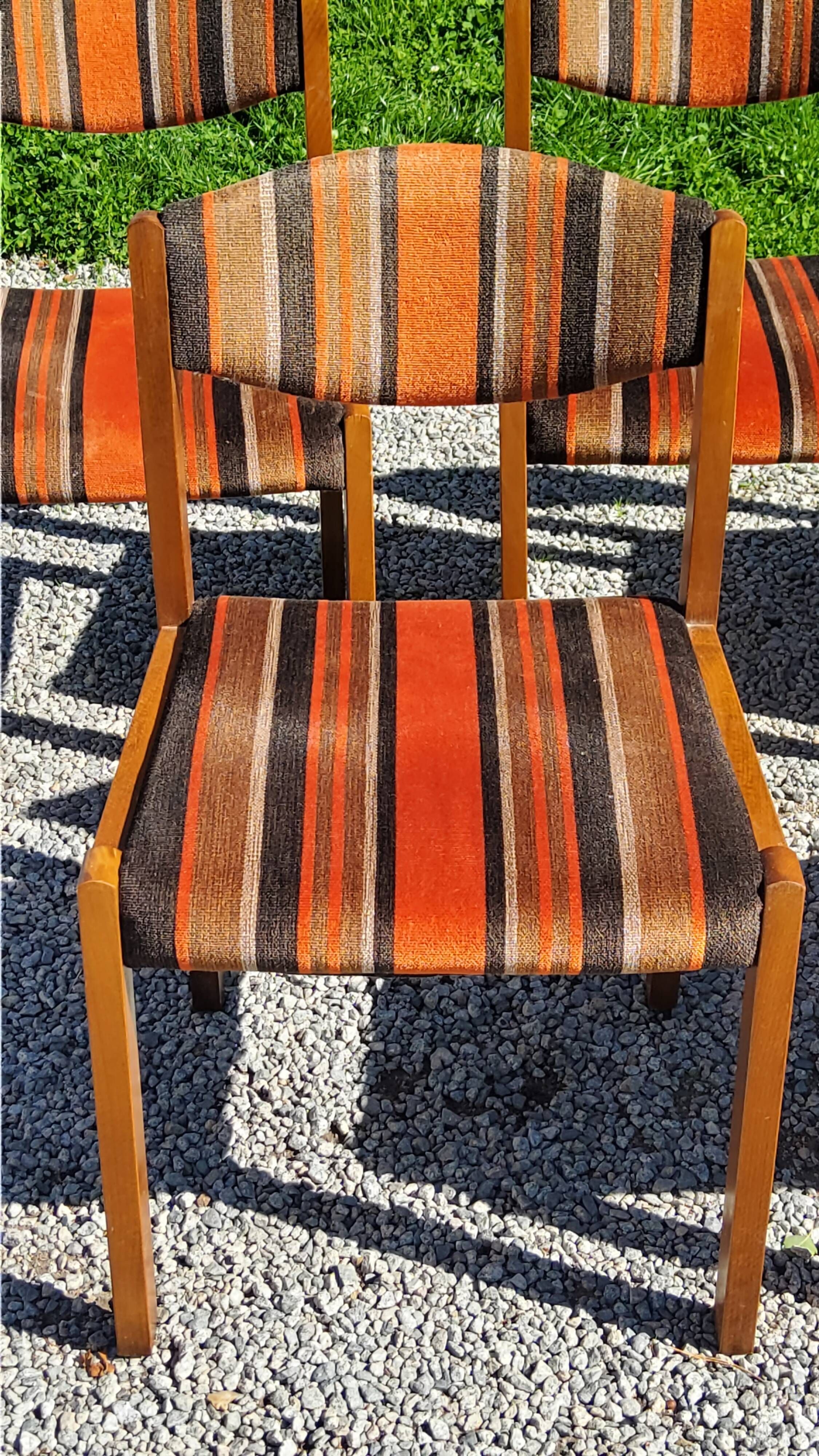 Set of 5 70s designer chairs in beech and orange and brown velvet Self éditeur