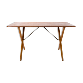 Table basse à pieds croisés, modèle AT-308, conçue par Hans J. Wegner