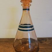 Carafe en verre moulé
