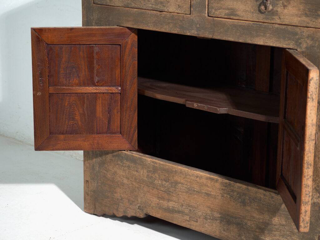 Buffet ancien en sapin à deux tiroirs et deux portes – Chine, vers 1930