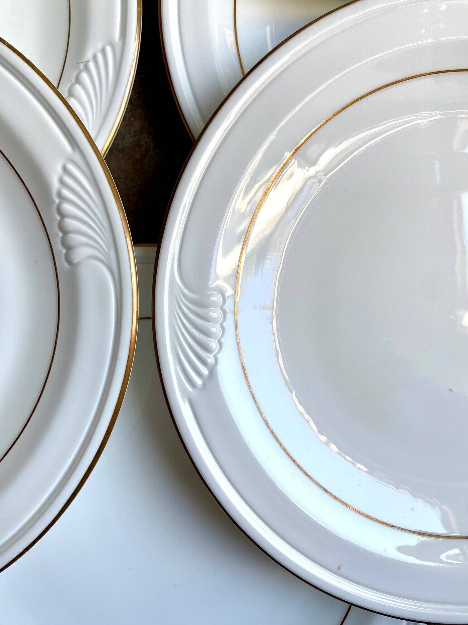 12 Corning dinner plates in white and gold porcelain