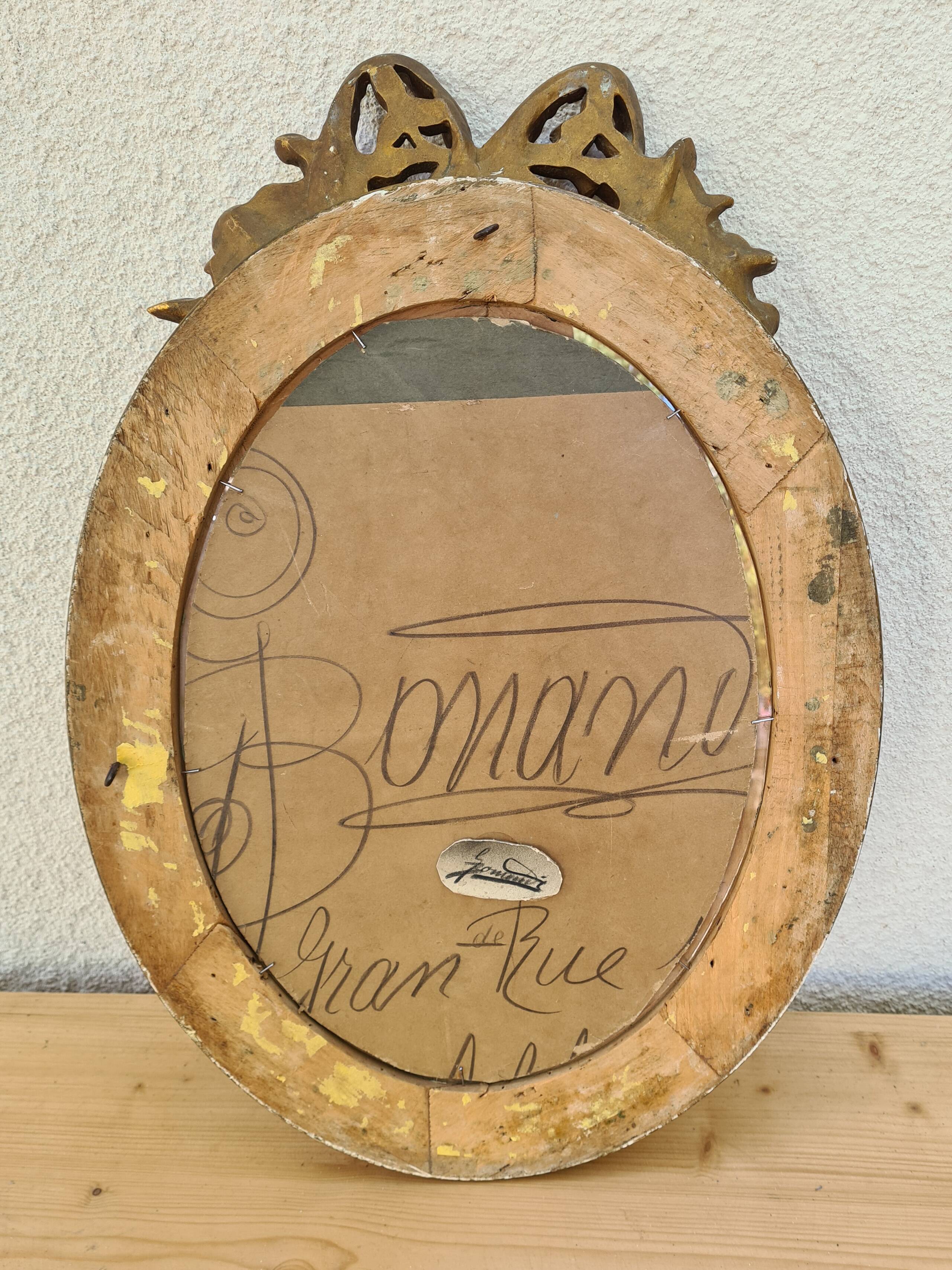 Antique medallion frame in gilded stucco with its period portrait.