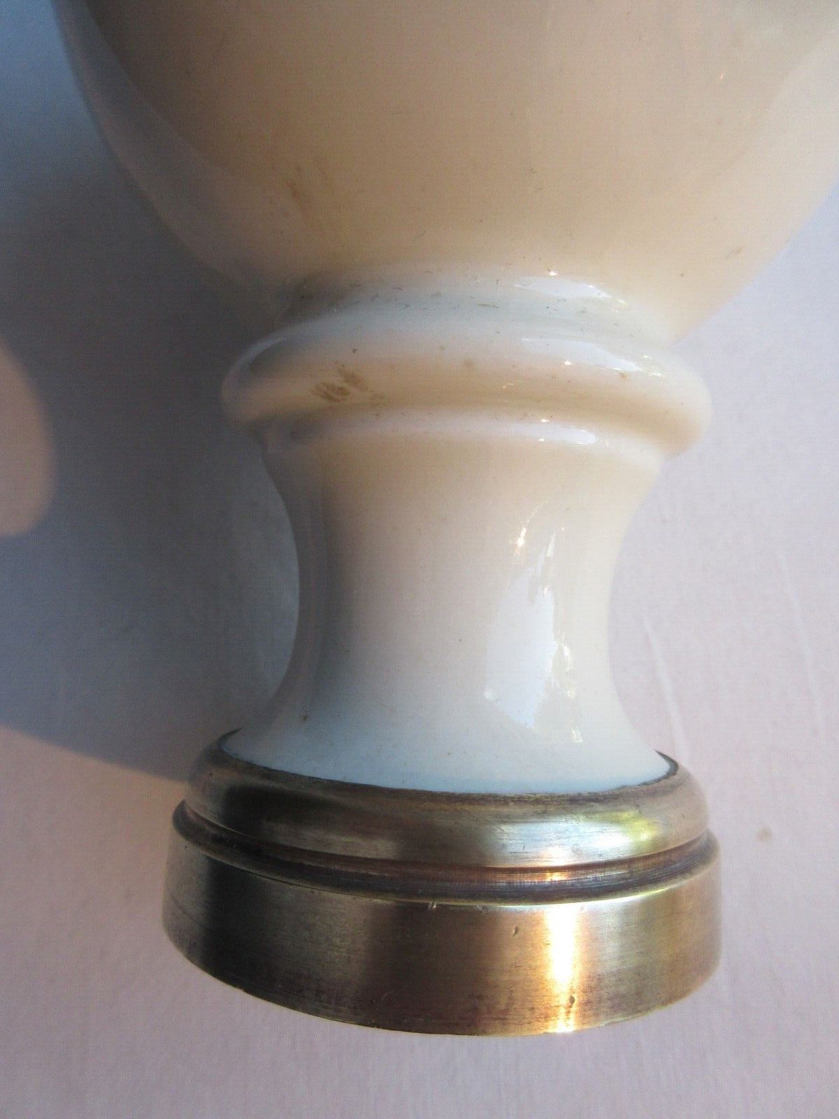 Twentieth art deco staircase ball in beige porcelain and gilded brass