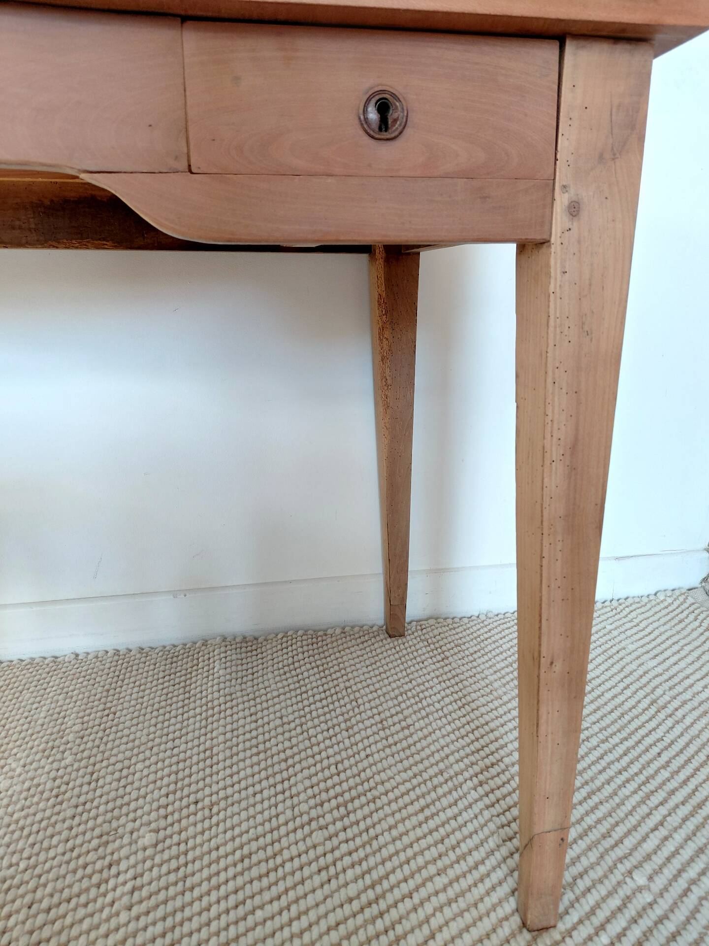 Bureau ancien à double tiroir, pieds gainés, XIXème