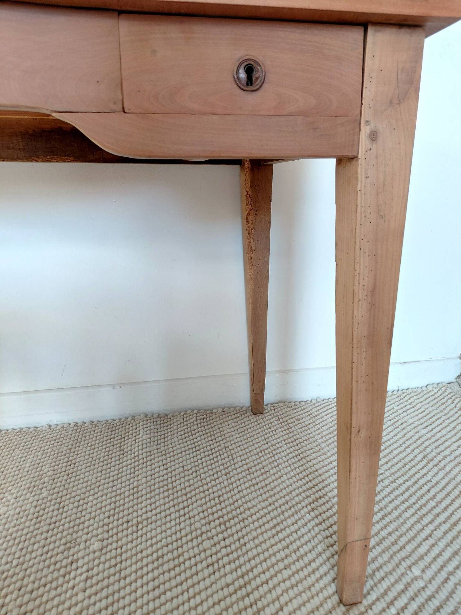 Bureau ancien à double tiroir, pieds gainés, XIXème