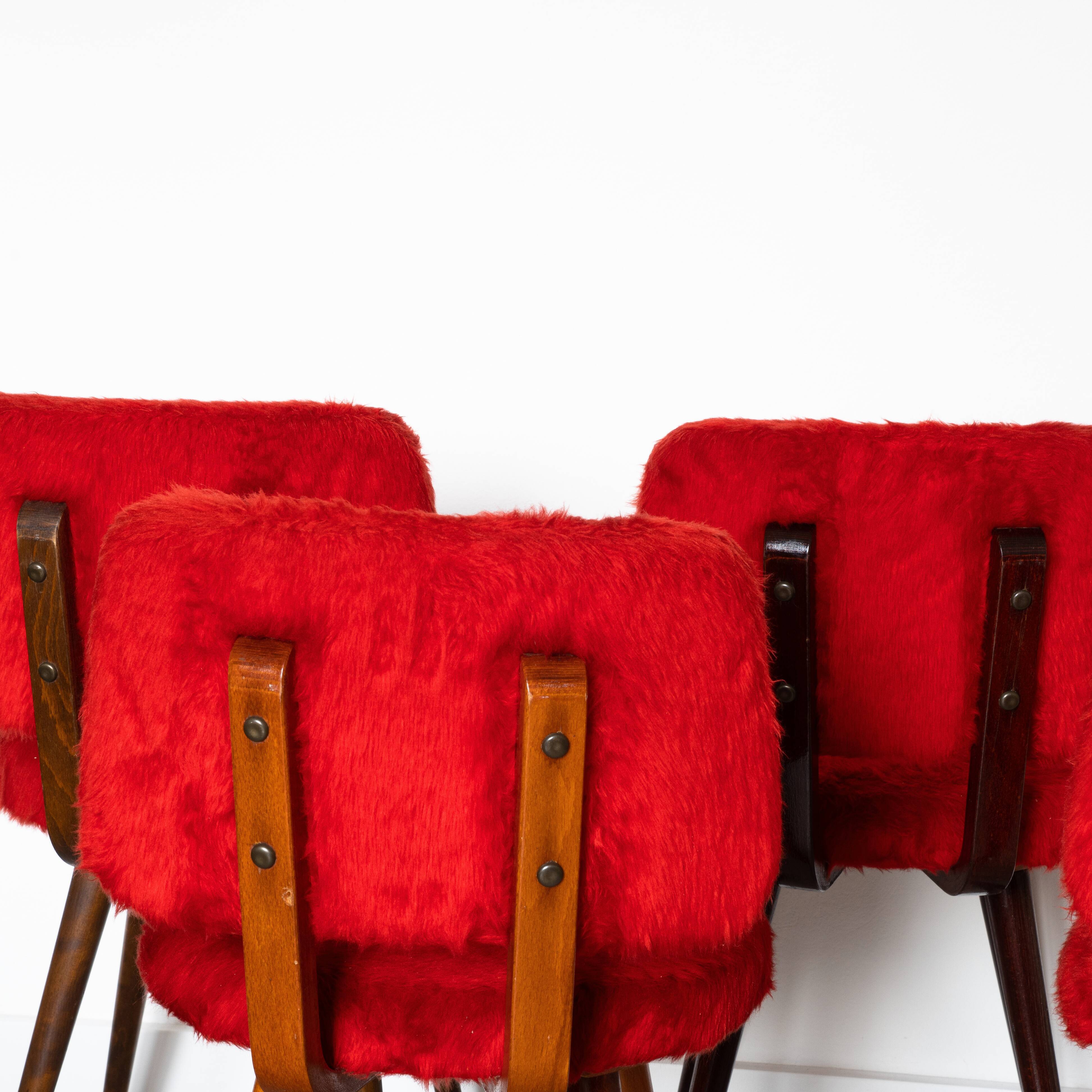 Set of 5 wooden chairs with red Pelfran moumoute