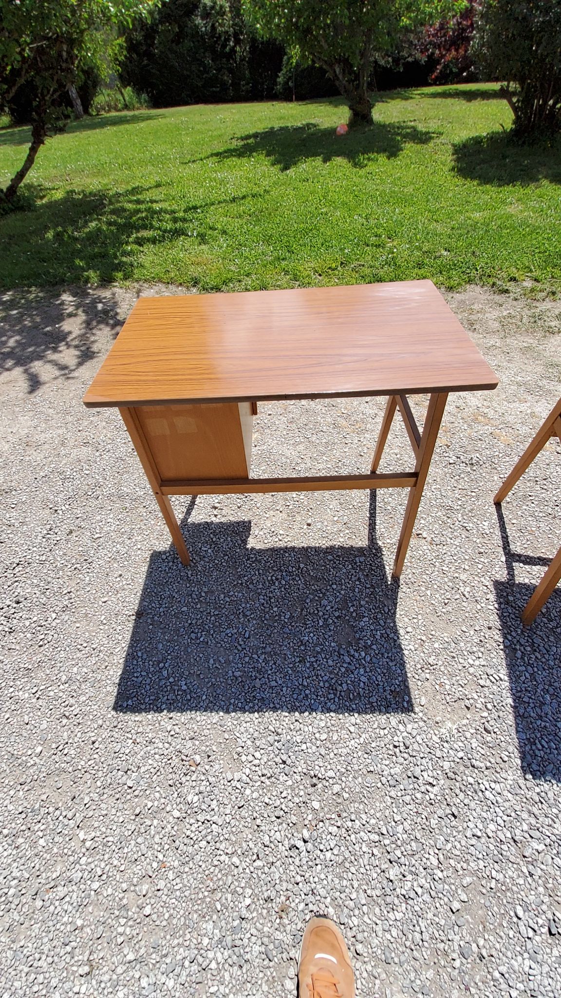 Bureau des années 50 pieds compas en hêtre blond et formica 3 tiroirs