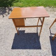 Bureau des années 50 pieds compas en hêtre blond et formica 3 tiroirs