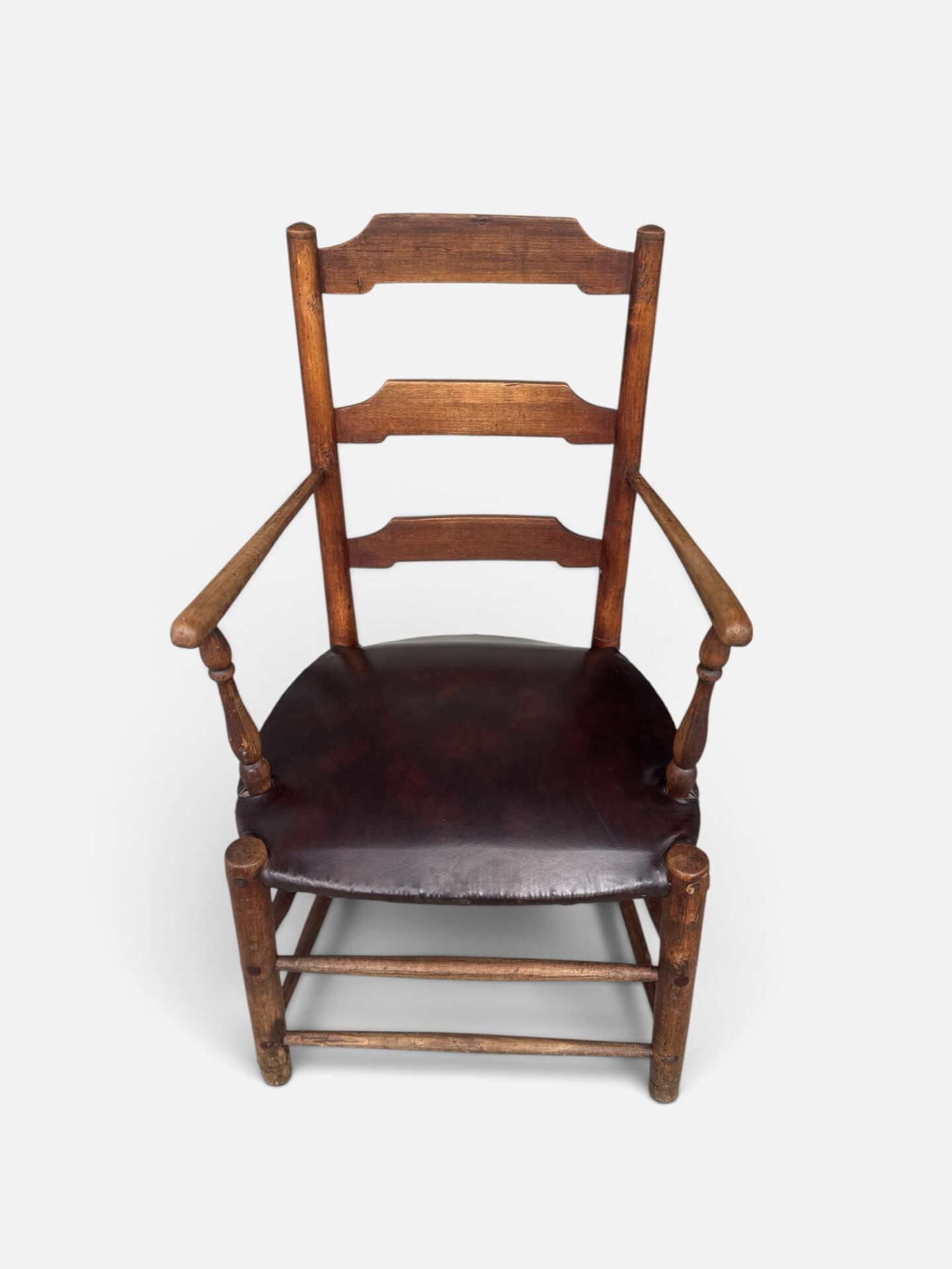 Antique rustic armchair in walnut and leather, 18th century.