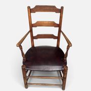 Fauteuil rustique ancien en noyer et cuir, 18e siècle