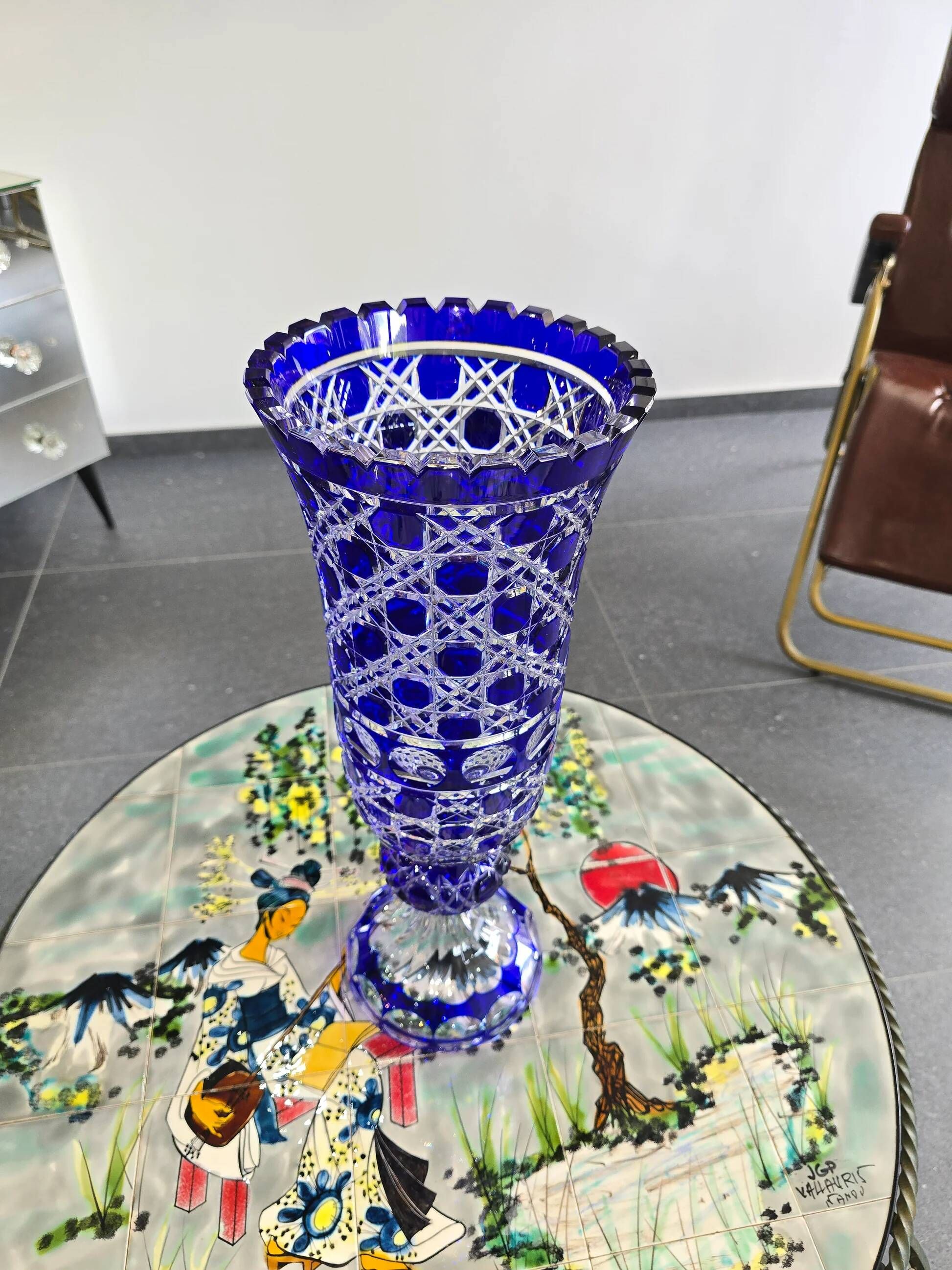 Cobalt blue cut crystal vase "The Great Owls" – Large model on a pedestal