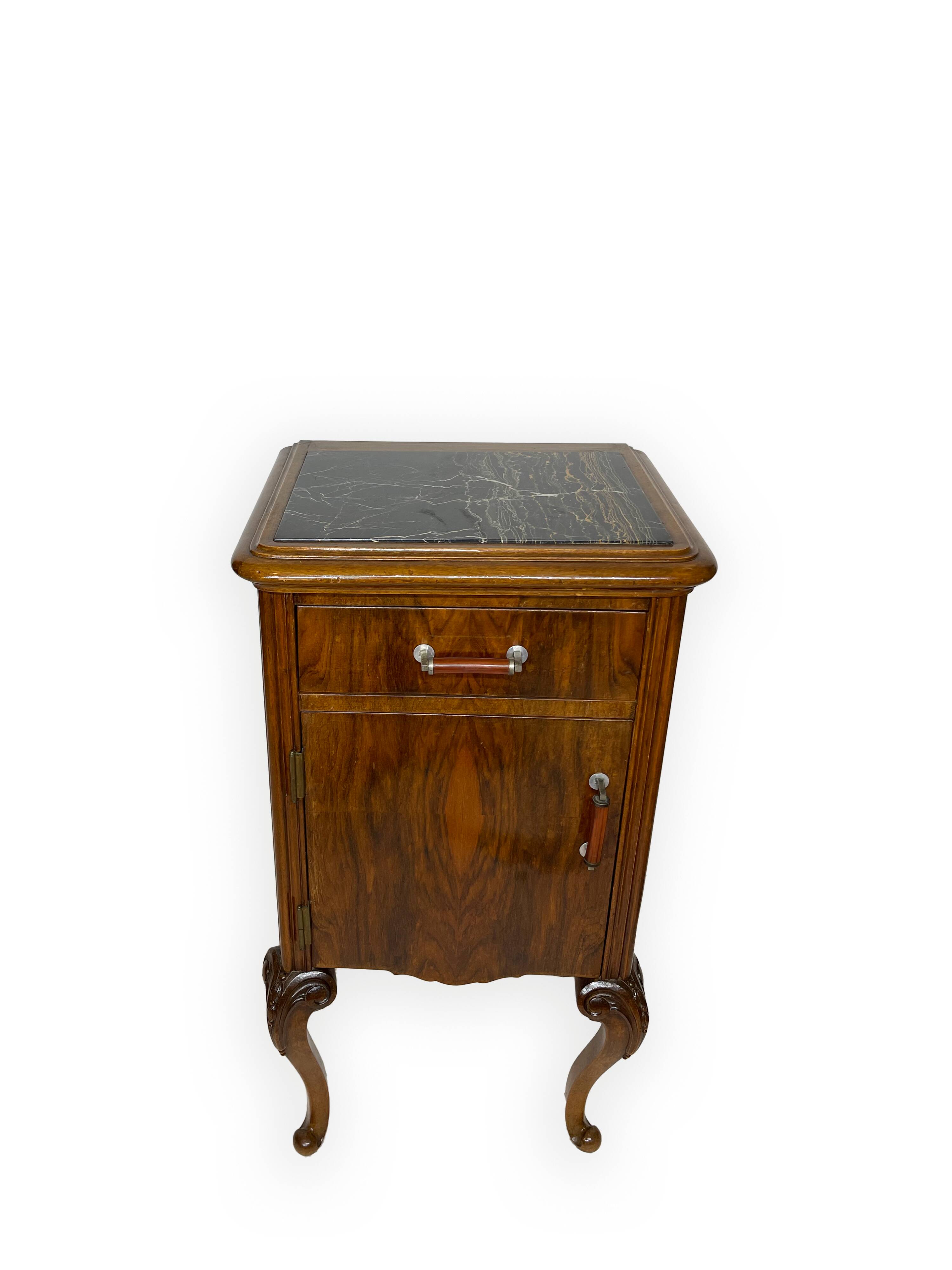 Tables de chevet italiennes en noyer, années 1930/1940