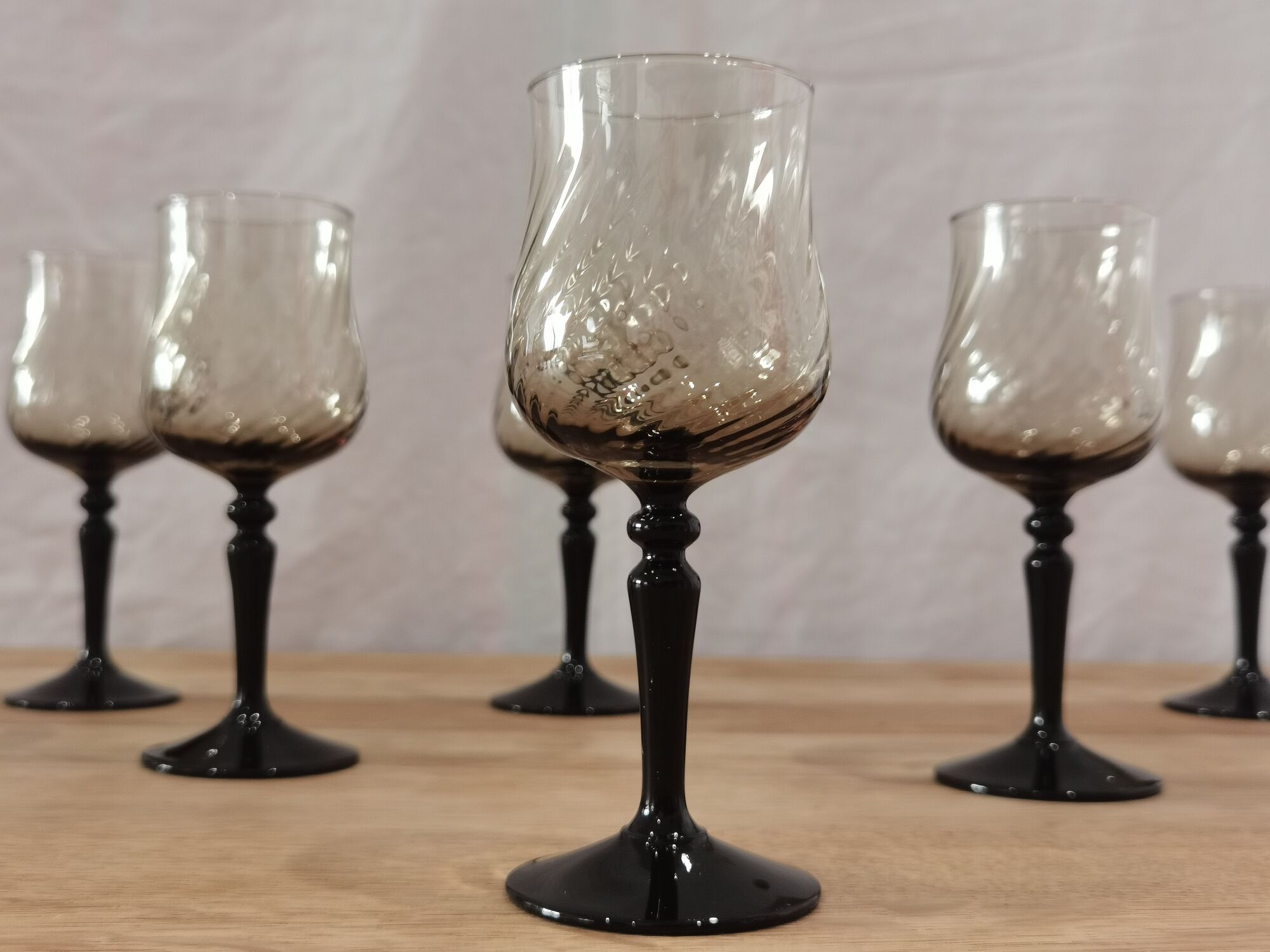 8 glasses of vintage black foot smoked wine Arcoroc