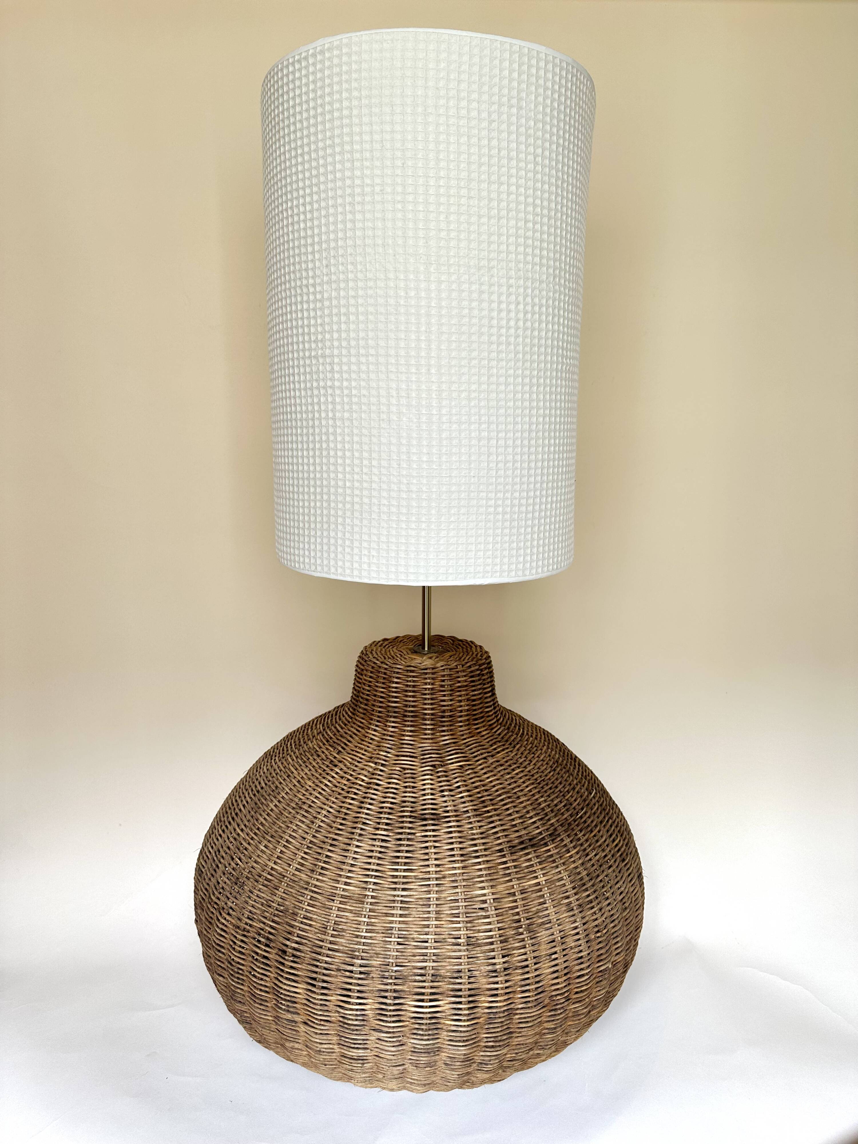 XXL lamp in woven rattan with a honeycomb lampshade