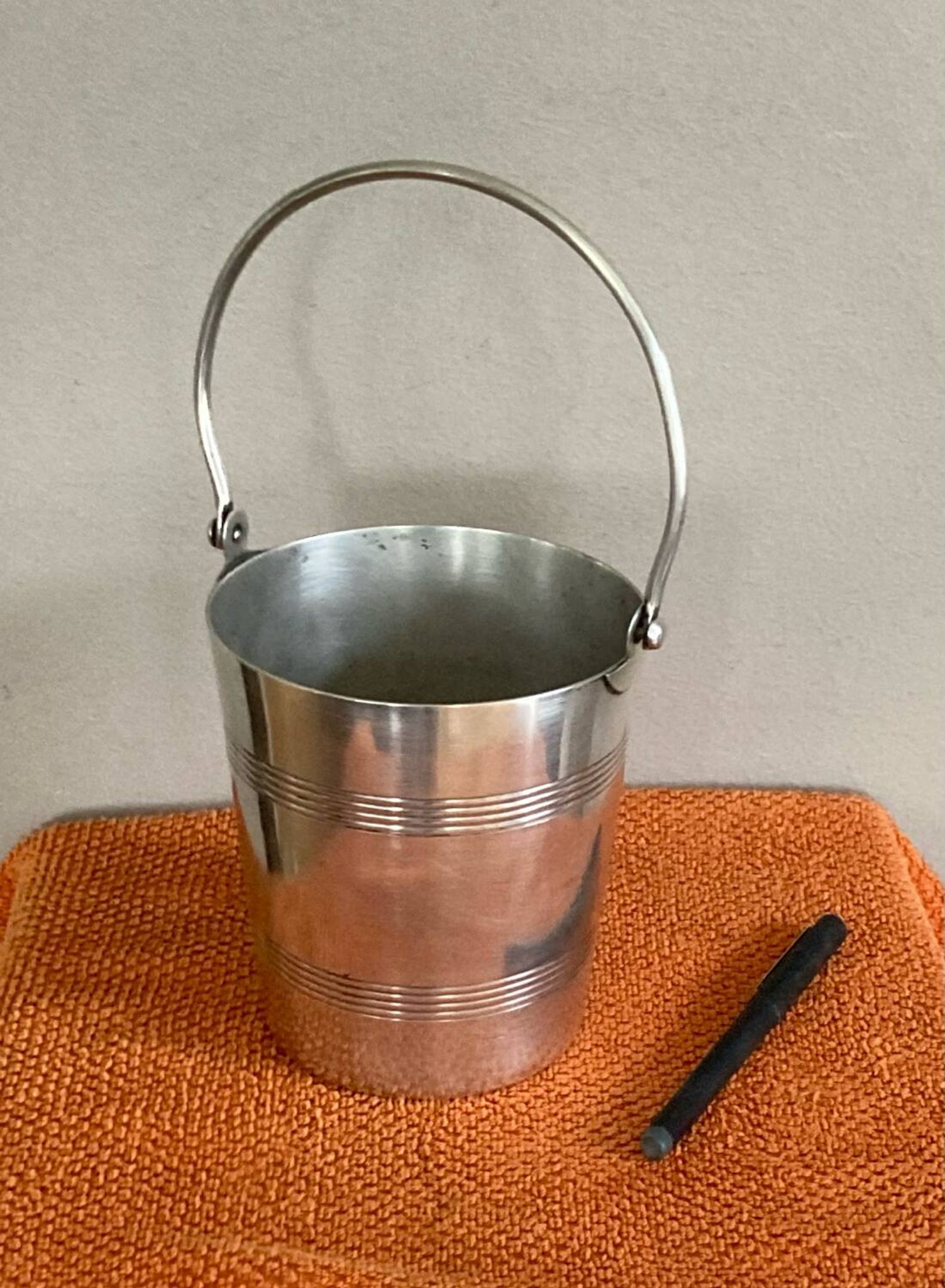 Ice bucket with handle from the late 19th / early 20th century in hallmarked silver-plated metal
