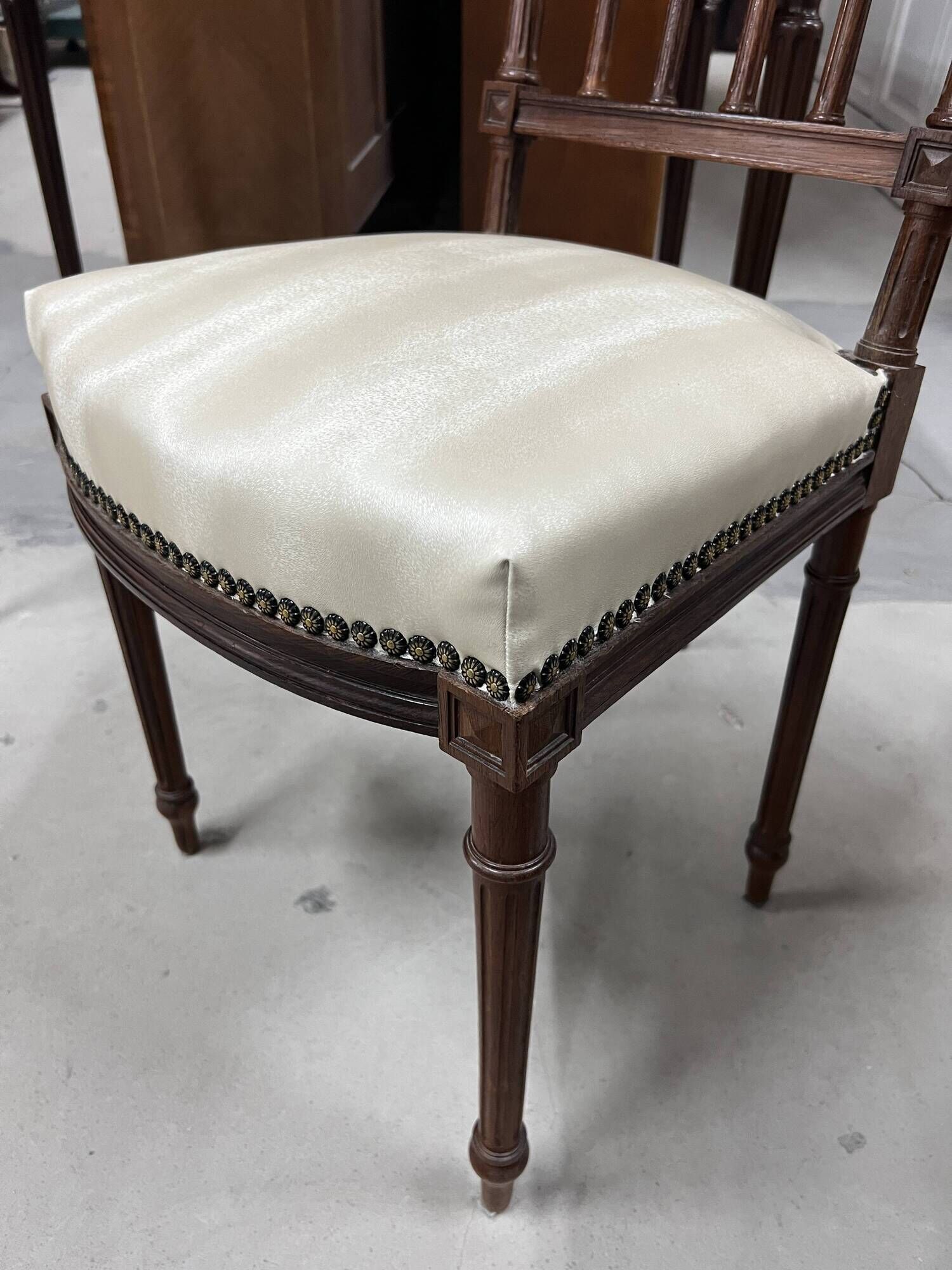 Flat desk and Louis XVI style chair in mahogany veneer (nineteenth century)