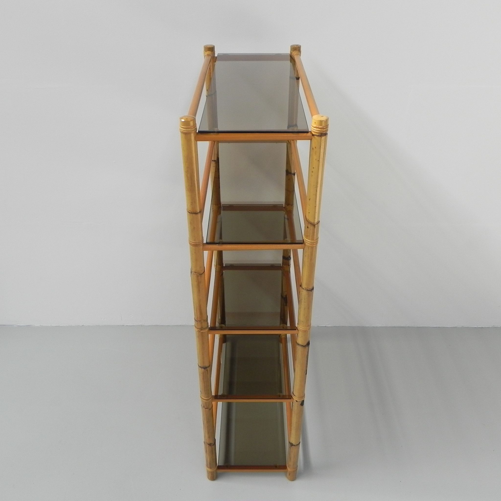 Vitrine en bambou avec 5 étagères en verre fumé