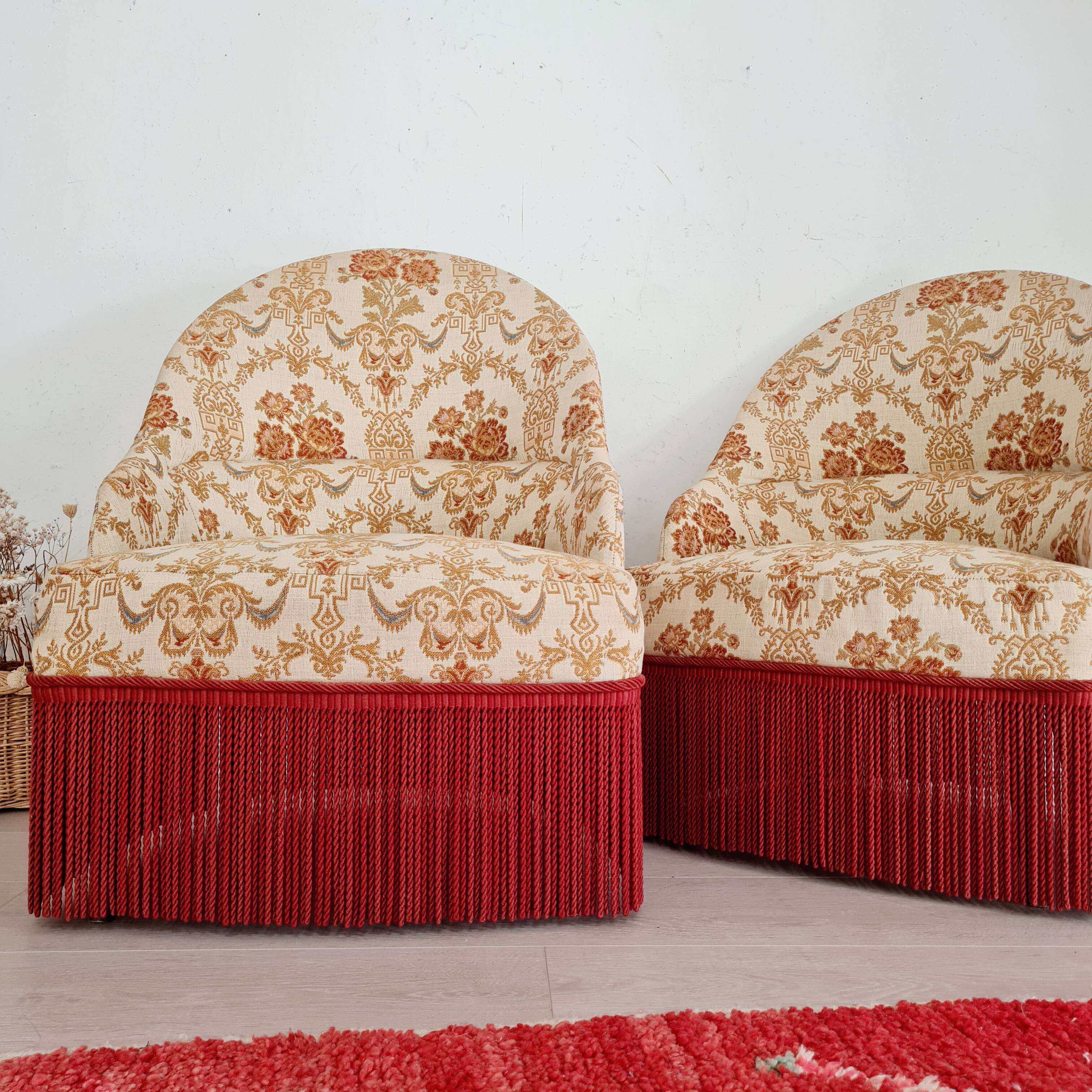 Beige toad armchair with floral patterns and red fringes