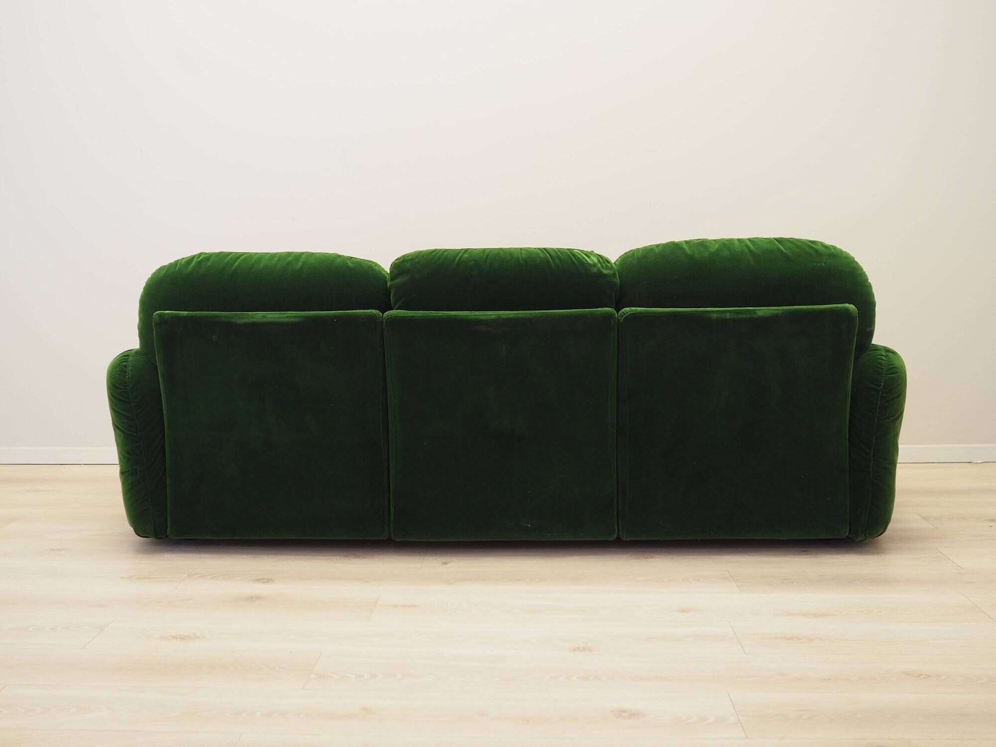 Green velour sofa, Italian design, 1970s, manufacturer: Busnelli, designer
