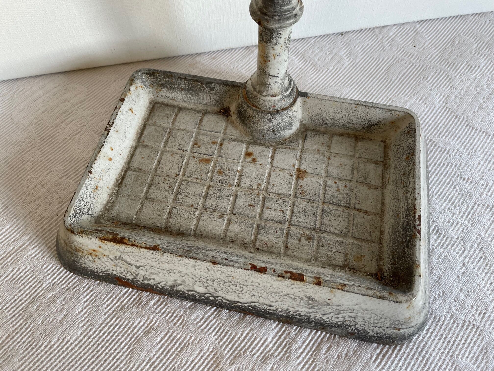 Enamelled umbrella holder