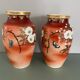 Paire de vases anciens, motif papillons et fleurs