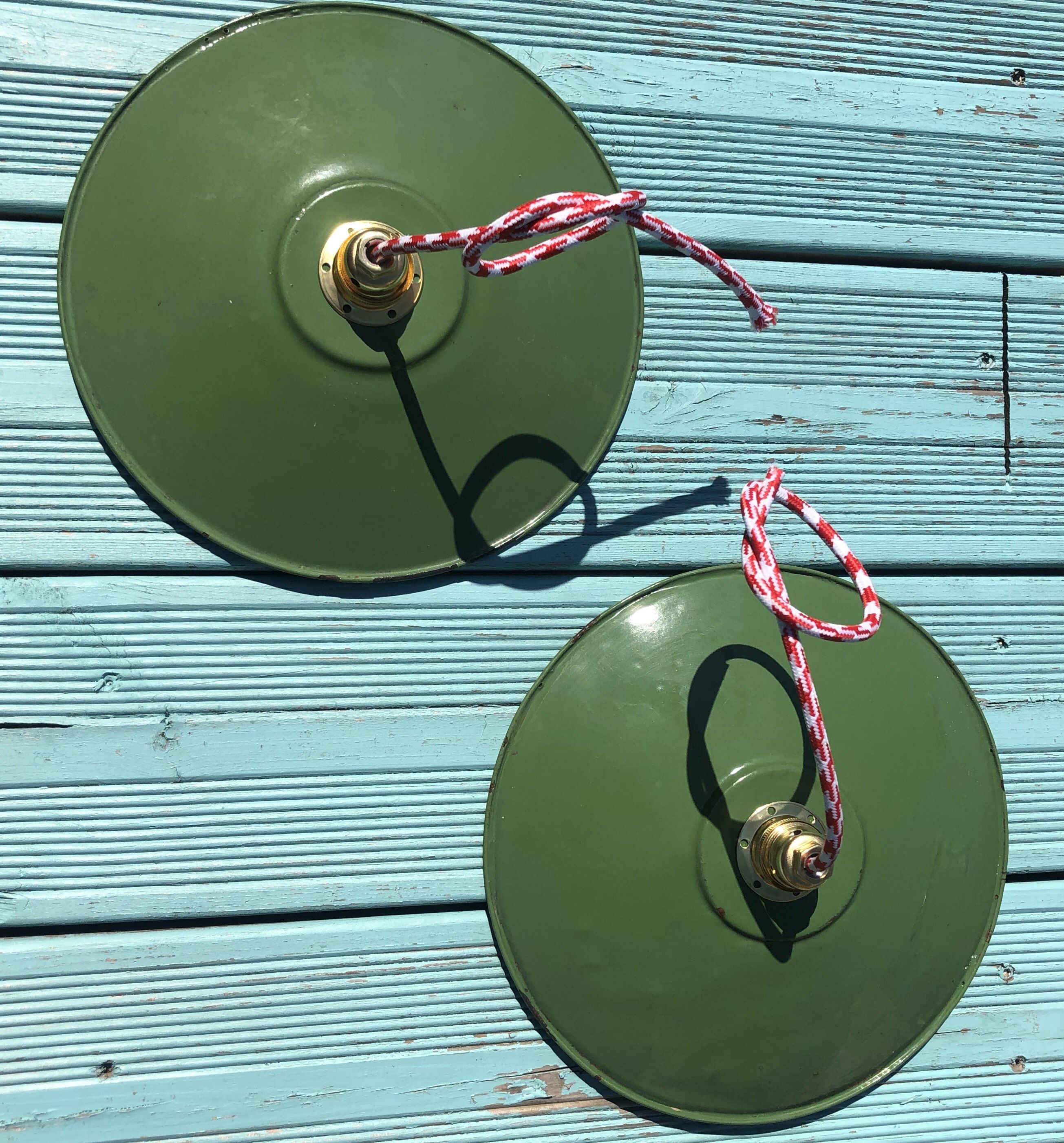 Pair of vintage hanging in green emailled tole 24 cm E14 sleeve