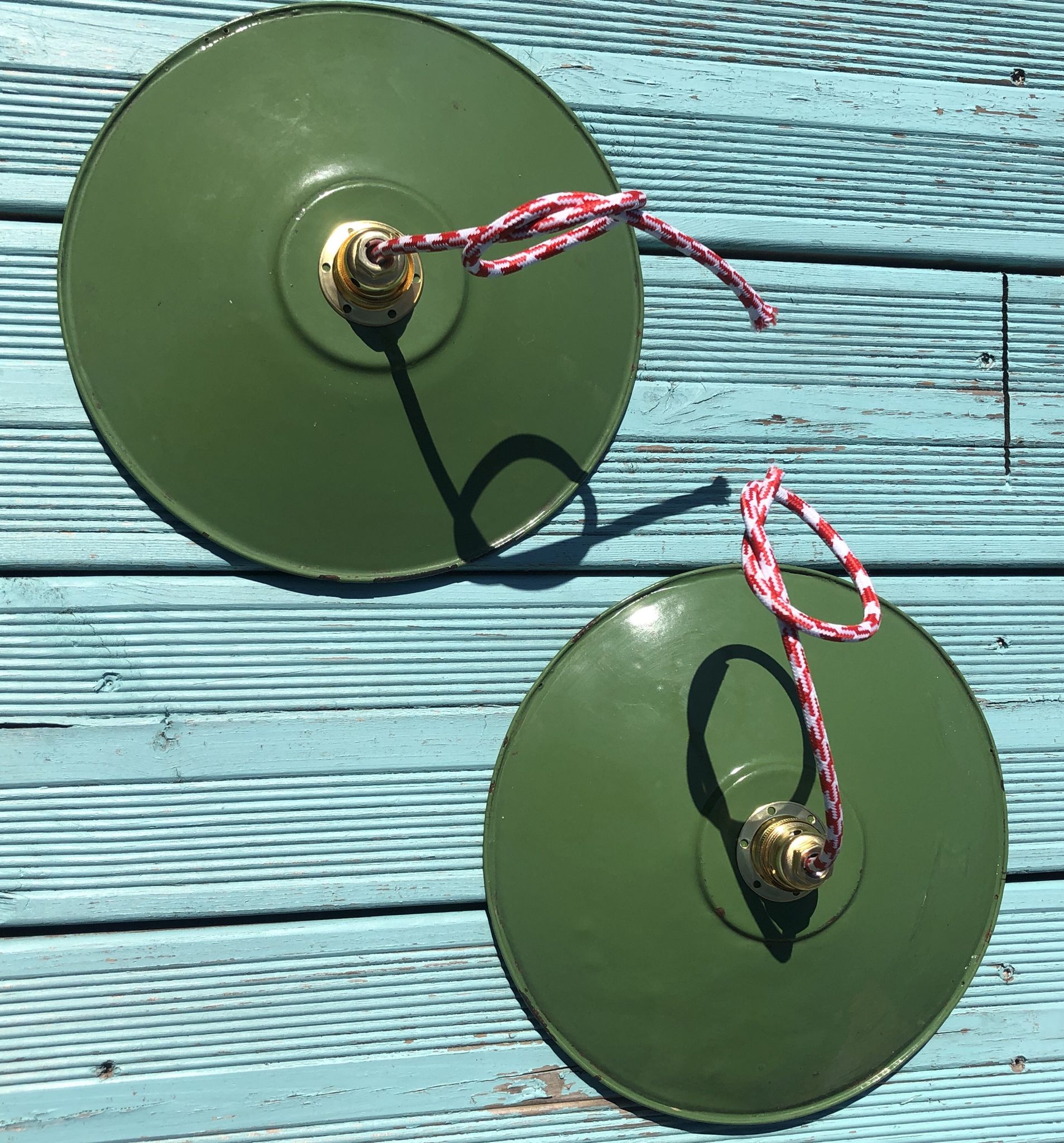 Pair of vintage hanging in green emailled tole 24 cm E14 sleeve